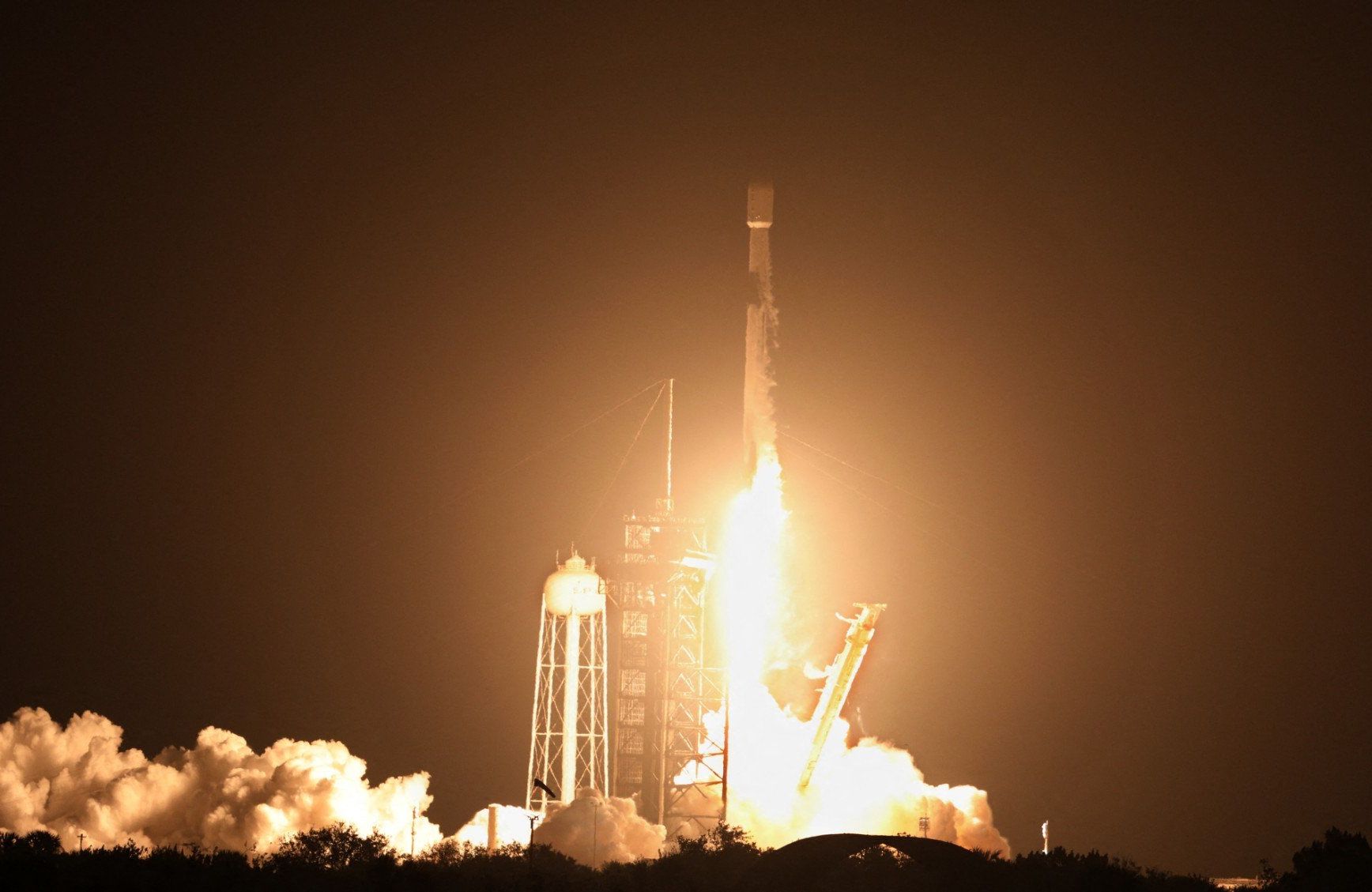 rakieta falcon 9 startująca na tle nocnego nieba