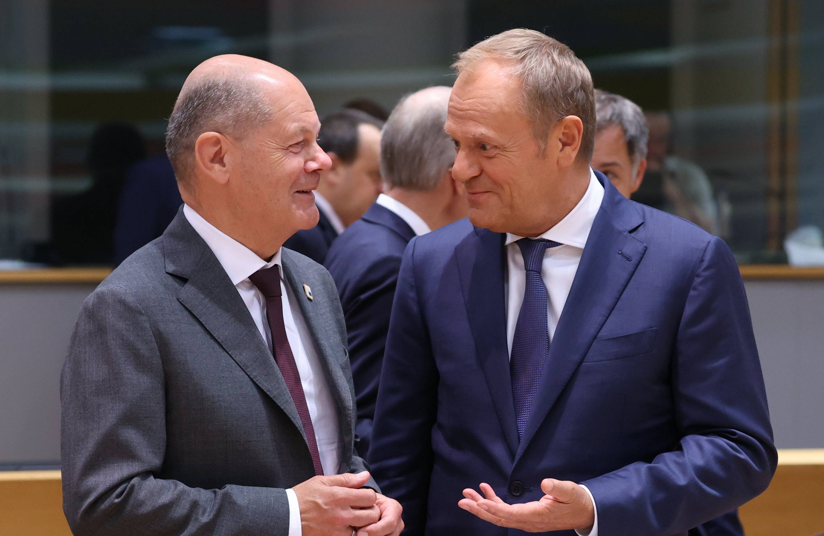 Premier Donald Tusk (po prawej) oraz kanclerz Niemiec Olaf Scholz rozmawiają przed szczytem UE w Brukseli 27 czerwca 2024 r.