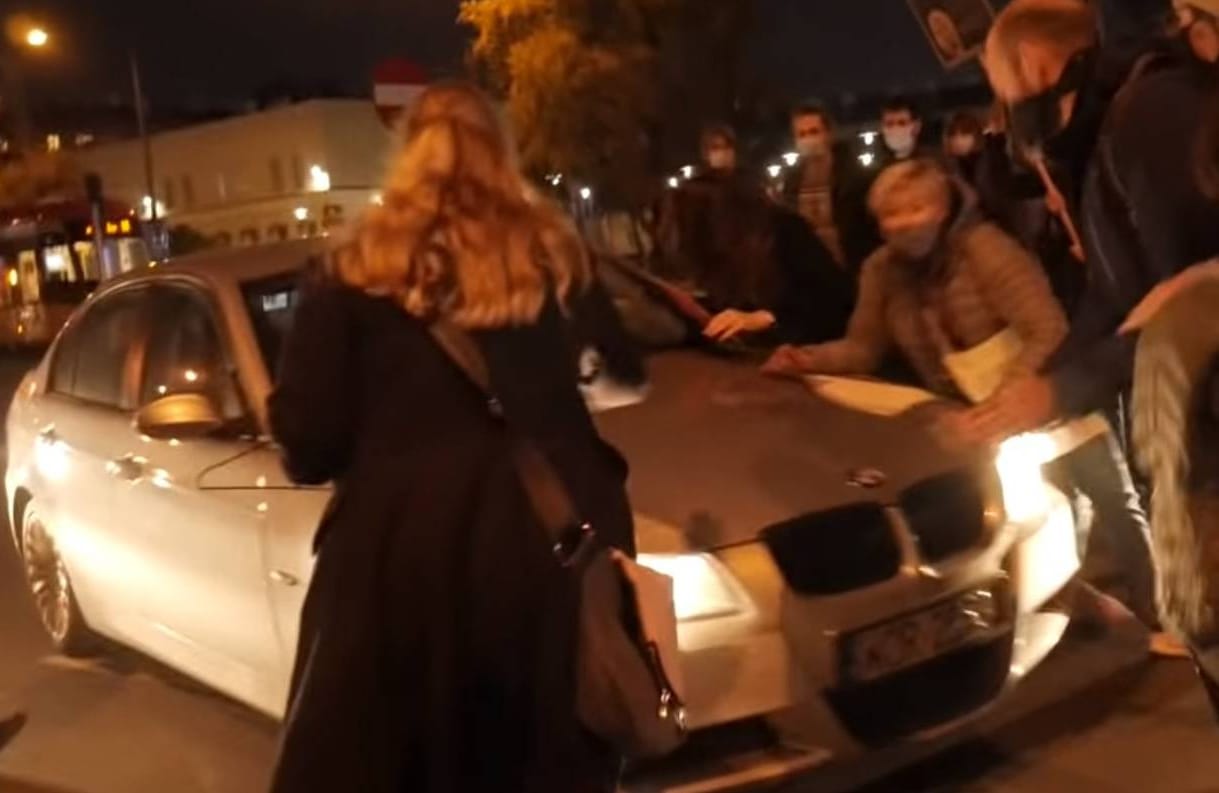 Samochód ABW wjeżdża w protest