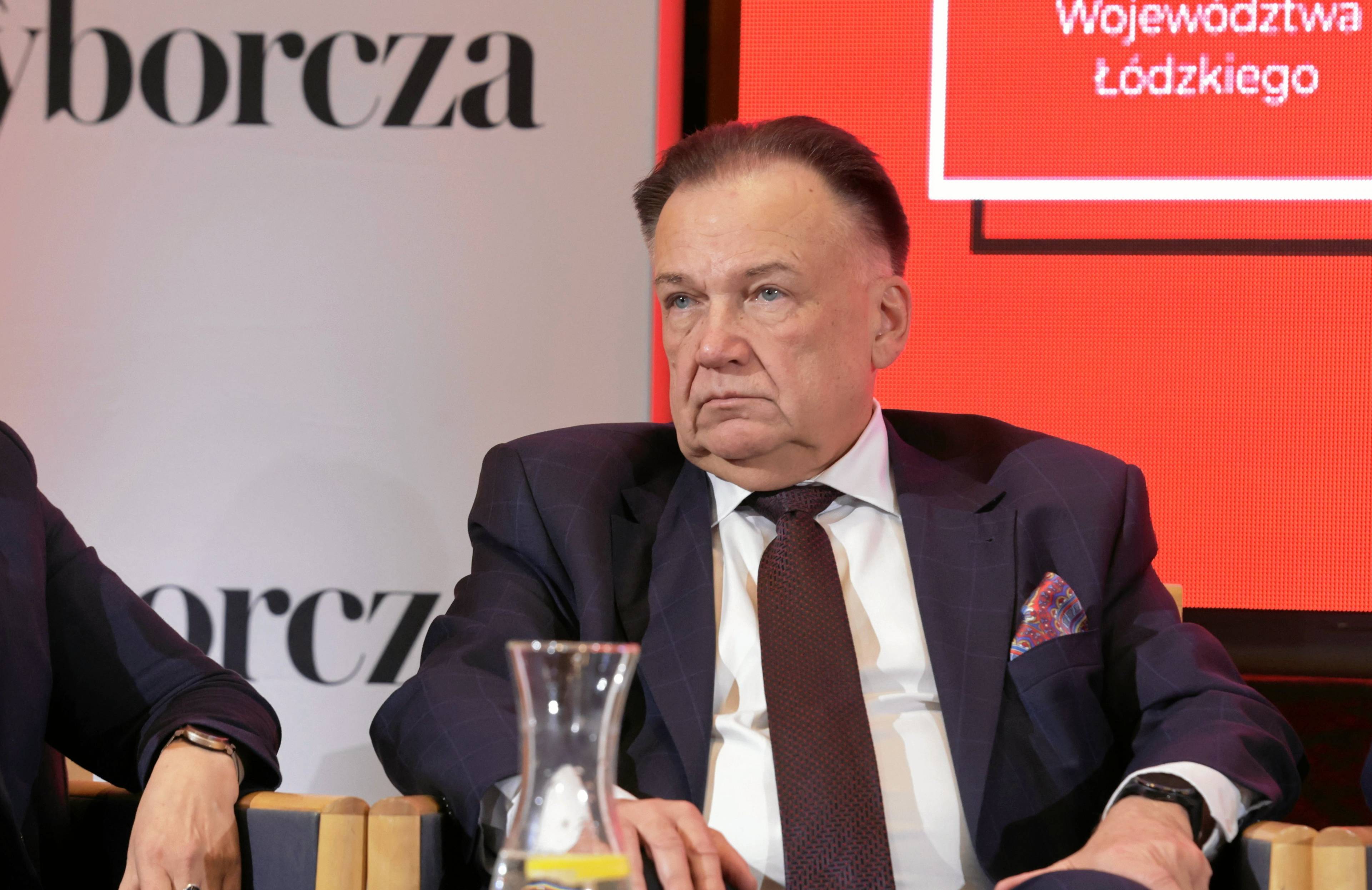 Mężczyzna w garniturze z miną zdziwienia