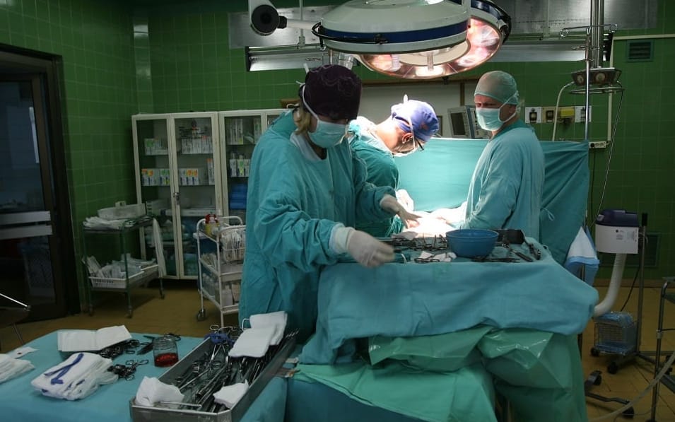 27.06.2009 BYDGOSZCZ .   KLINIKA CHIRURGI OGOLNEJ W SZPITALU UNIWERSYTECKIM IM. BIZIELA OPERACJA ZWEZENIA ODZWIERNIKA ZOLADKA 
FOT. ARKADIUSZ WOJTASIEWICZ  / AGENCJA GAZETA