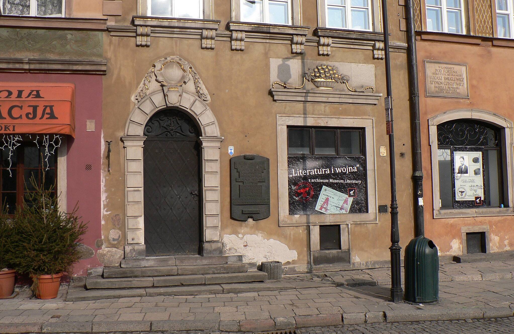 Zdjęcie frontu jednej z kamienic Starego Miasta w Warszawie, w któtrrj mieści się Muzeum Literatur
