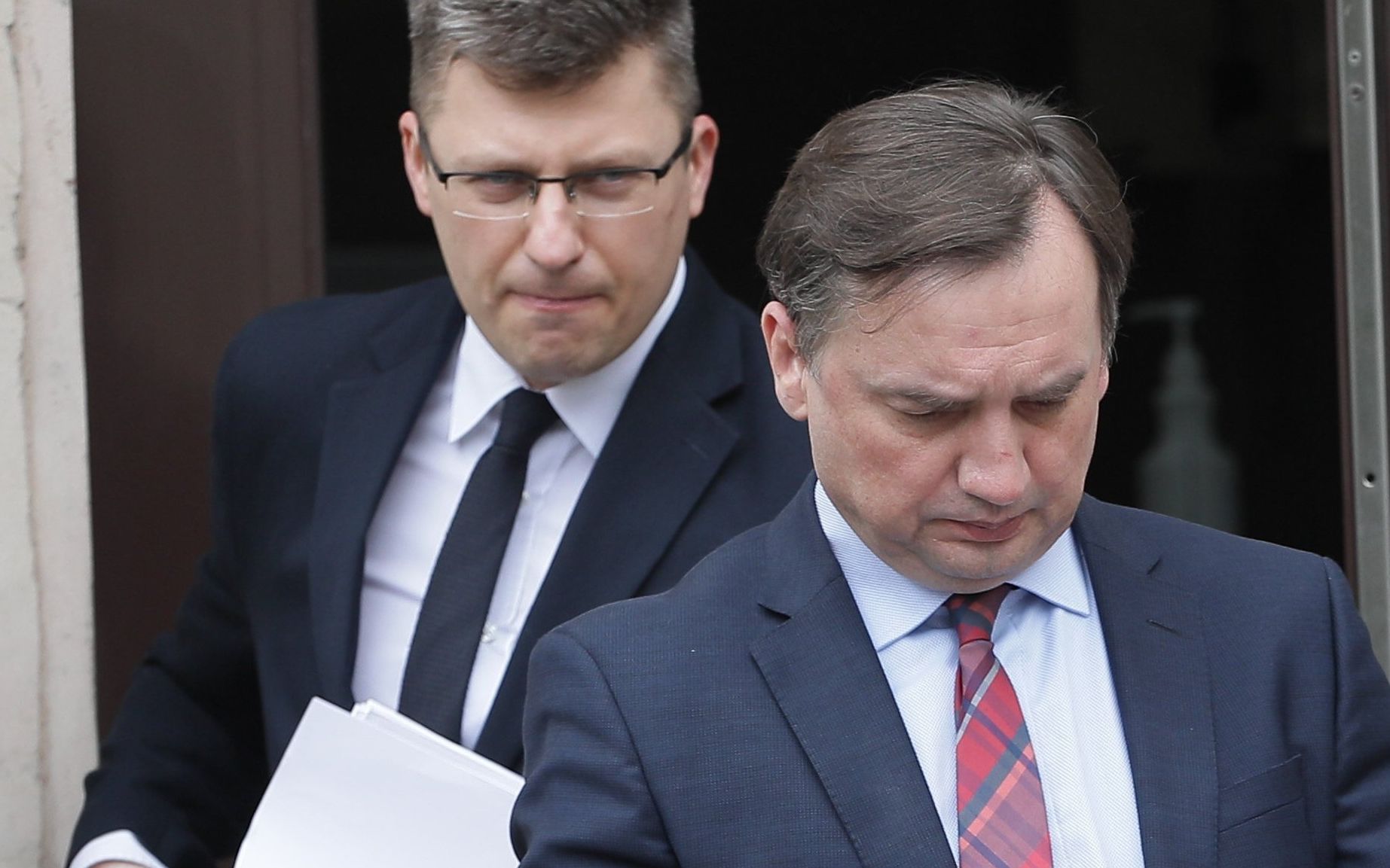 22.04.2020  Warszawa , Aleje Ujazdowskie . Ministerstwo Sprawiedliwosci . Wiceminister sprawiedliwosci Marcin Warchol , minister sprawiedliwosci Zbigniew Ziobro podczas konferencji prasowej o antylichwiarskich rozwiazaniach w zwiazku epidemia koronawirusa .
Fot. Slawomir Kaminski / Agencja Wyborcza.pl