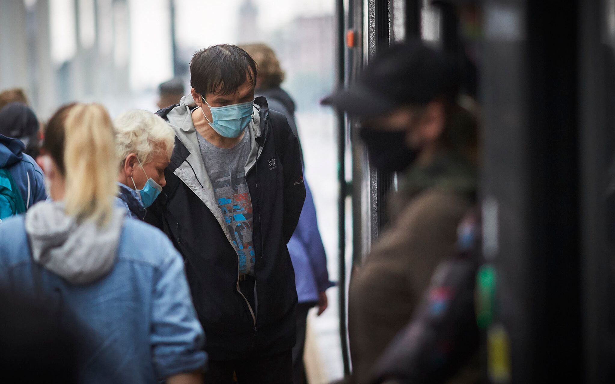 04.08.2020 Lodz . Policja sprawdza czy psasazerowie MPK nosza maseczki .  
Fot. Marcin Stepien / Agencja Gazeta