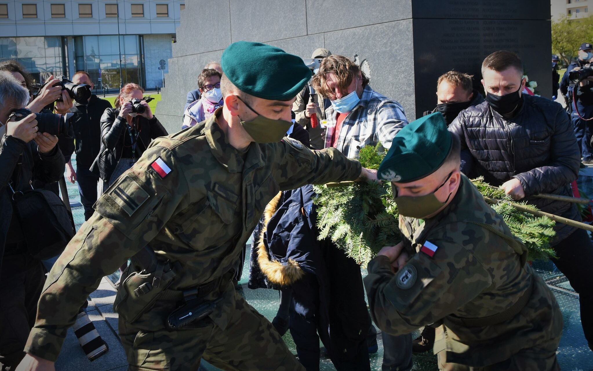 Grafika do artykułu Prokuratura „nie może” przesłuchać generała, bo jest w USA. Nie słyszała o połączeniach wideo?
