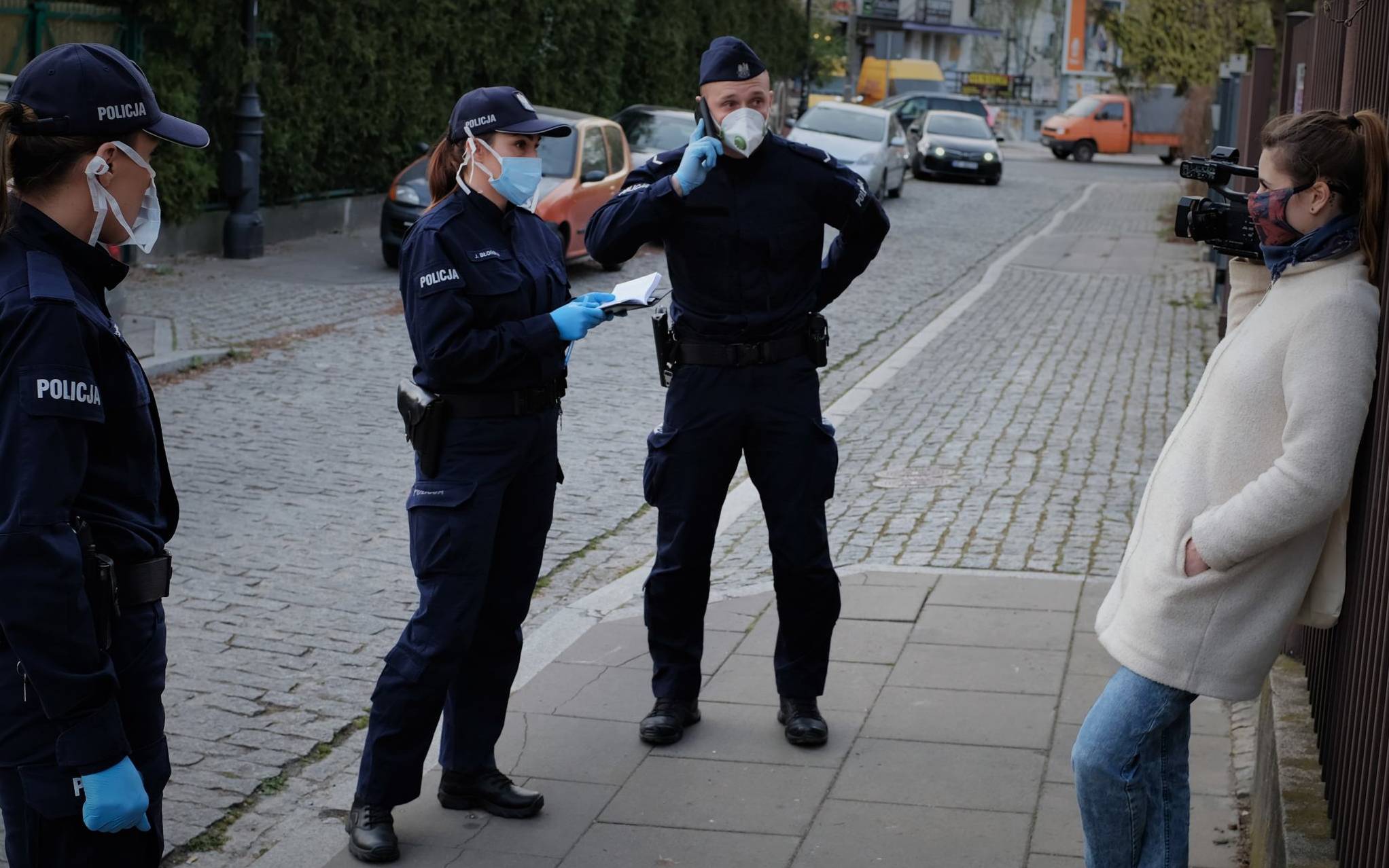 Grafika do artykułu Policja ściga operatorkę OKO.press za filmowanie przed domem Kaczyńskiego 