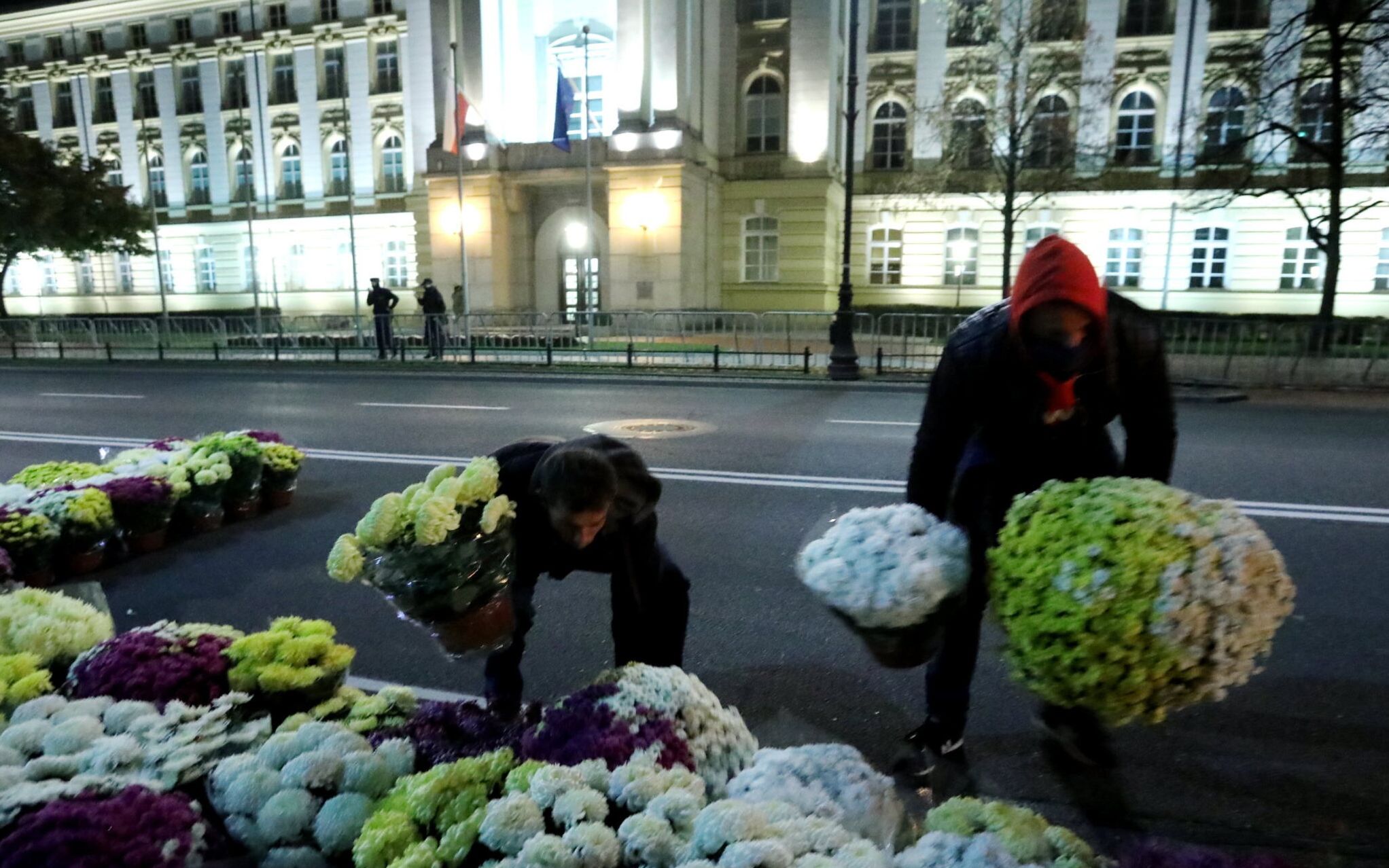 31.10.2020  Warszawa . Dzialacze Agrouniii zwiezli chryzantemy pod kancelarie premiera po zamknieciu cmentarzy i krachu handlu przed 1 listopada.  Fot . Kuba Atys / Agencja Gazeta