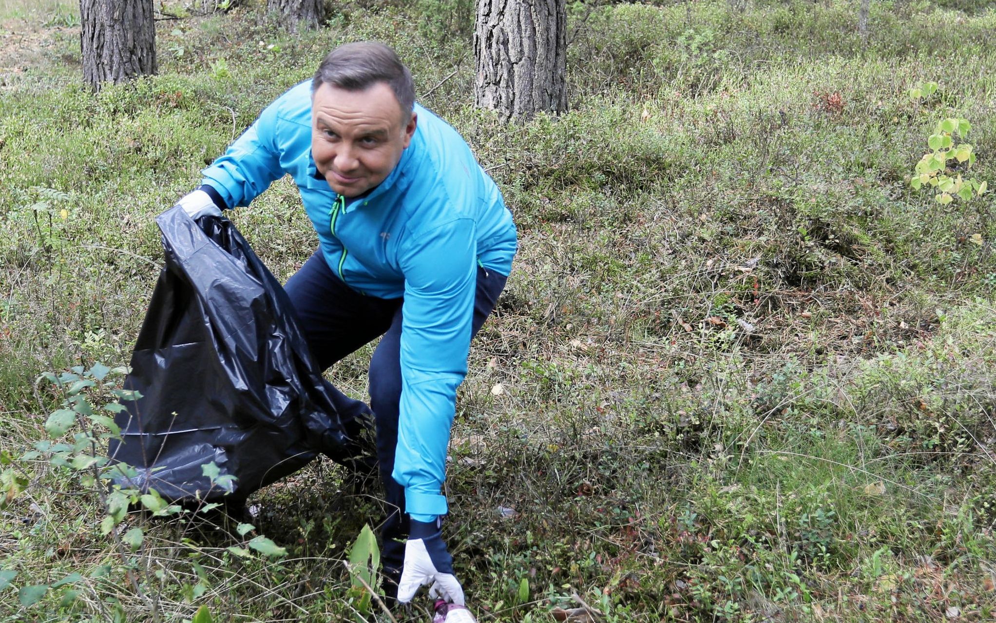 20.09.2019 Ostrow Mazowiecka , Polana Orlo . Prezydent Andrzej Duda podczas sprzatania lasu w ramach akcji Sprzata MY .
Fot. Slawomir Kaminski / Agencja Gazeta