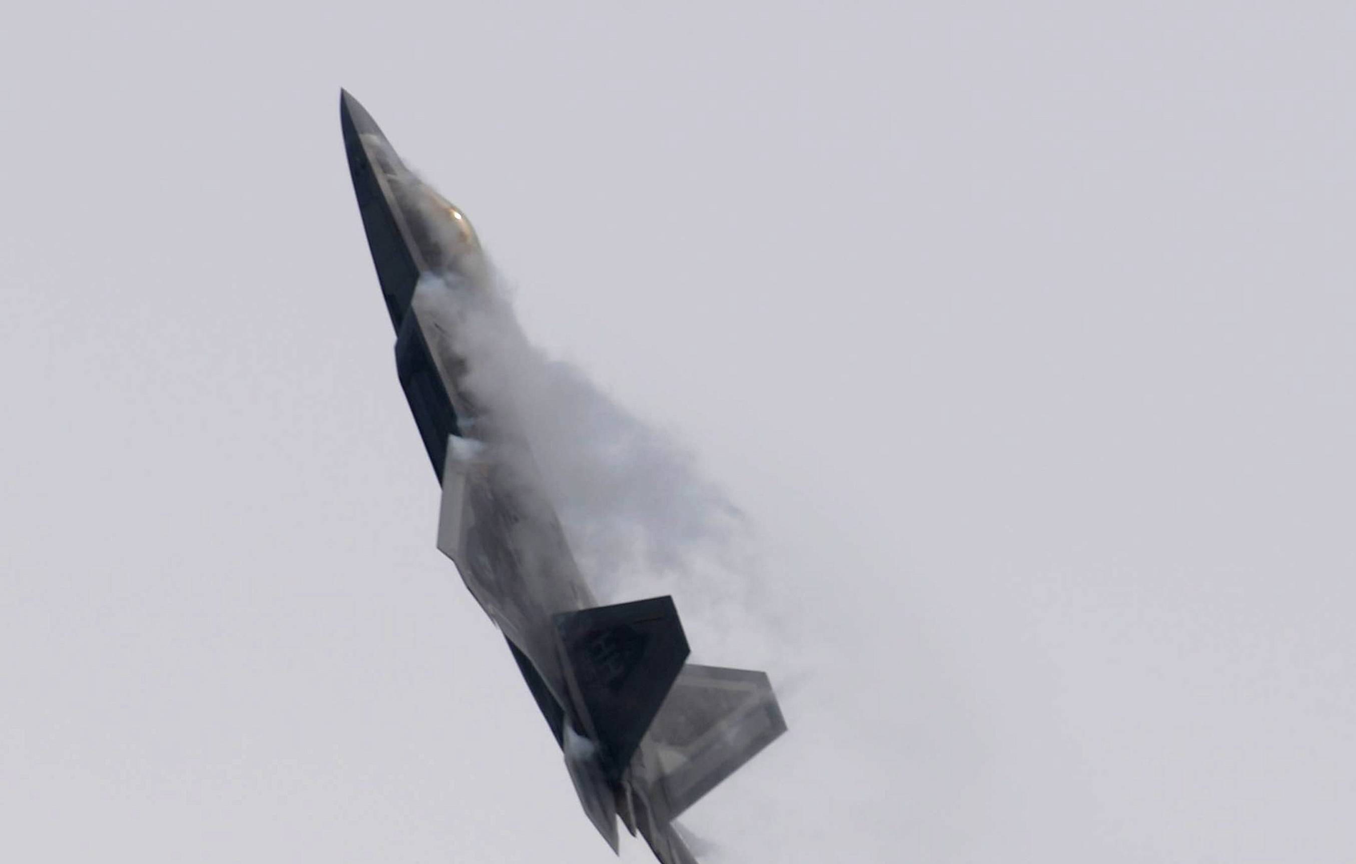 myśliwiec F-22 wzbijający się do góry