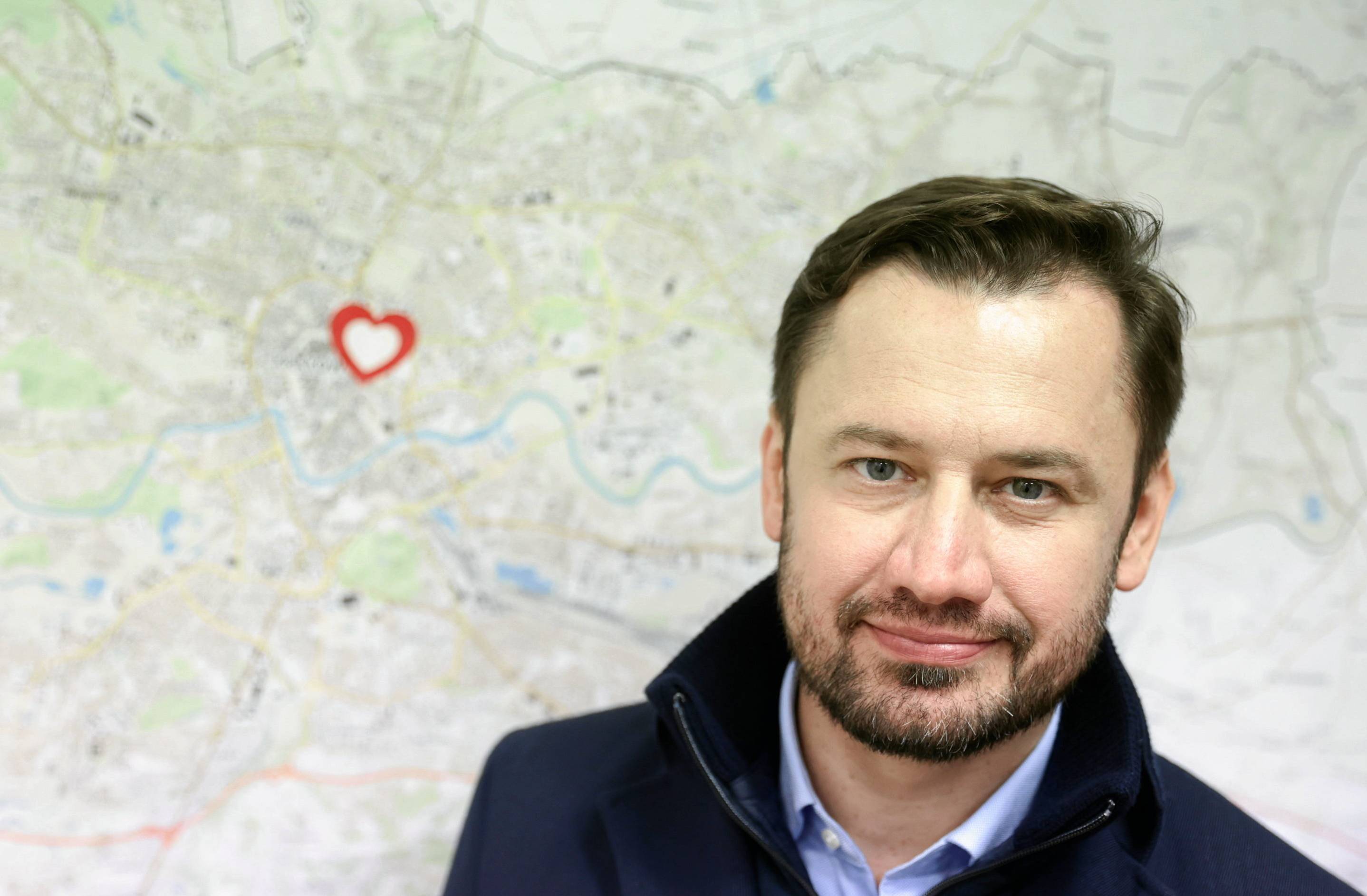 Mężczyzna na tle mapy Wrocławia, na środku serce w postaci logotypu Koalicji Obywatelskiej