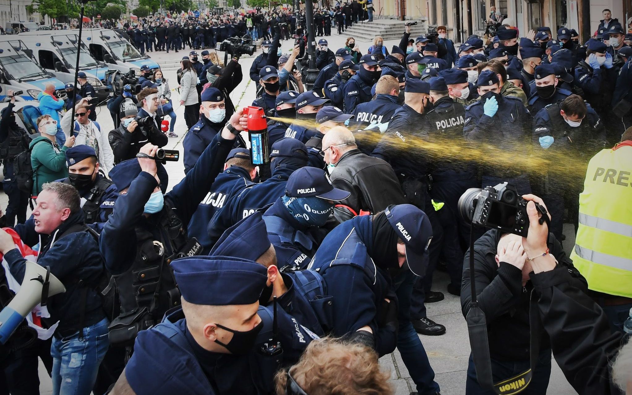 Grafika do artykułu Policjant jednocześnie psikał gazem i kręcił film kamerą - opowiadają OKO.press protestujący
