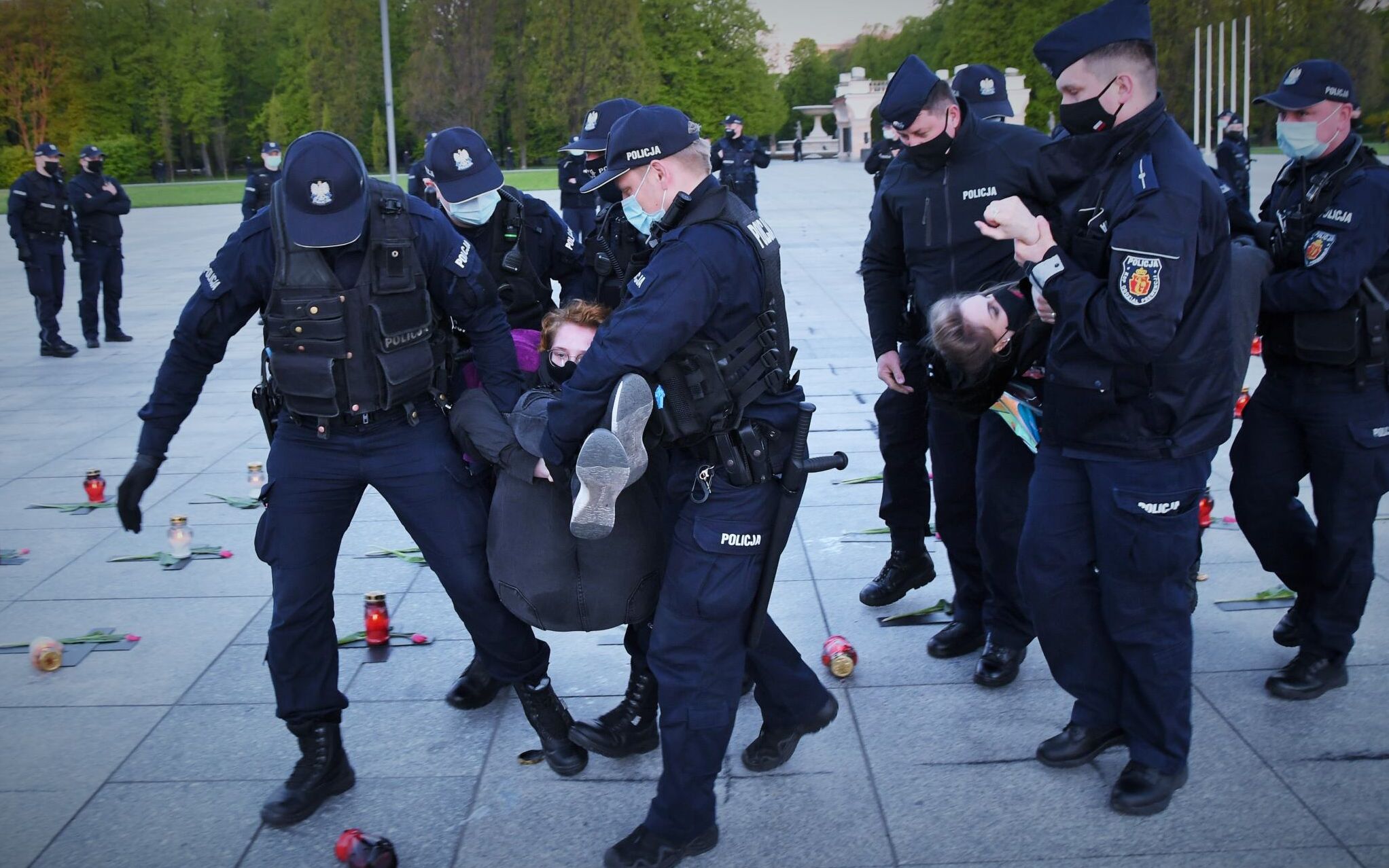 Warszawa, 10.05.2021. Na placu Piłsudskiego namalowano krzyże symbolizujące pamięć ponad 70 tysięcy ofiar epidemii