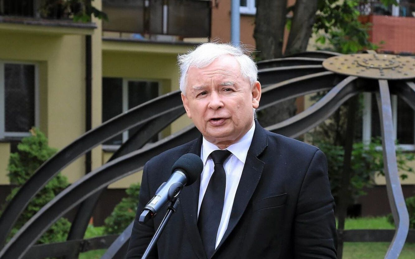 27.06.2016 Bialystok . Prezes PiS Jaroslaw Kaczynski podczas skladania kwiatow pod pomnikiem spalonej w 1941 roku przez Niemcow synagogi wraz z 2000 zamknietych w niej Zydow .
Fot. Agnieszka Sadowska/ Agencja Gazeta *** Local Caption *** .