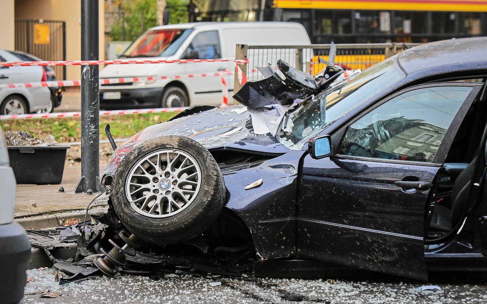 08.11.2019 Lodz . Wypadek pijany kierowca BMW wjechal w przystanek MPK przy ulicy Zachodnia Lutomierska .
Fot .Tomasz Stanczak /Agencja Gazeta