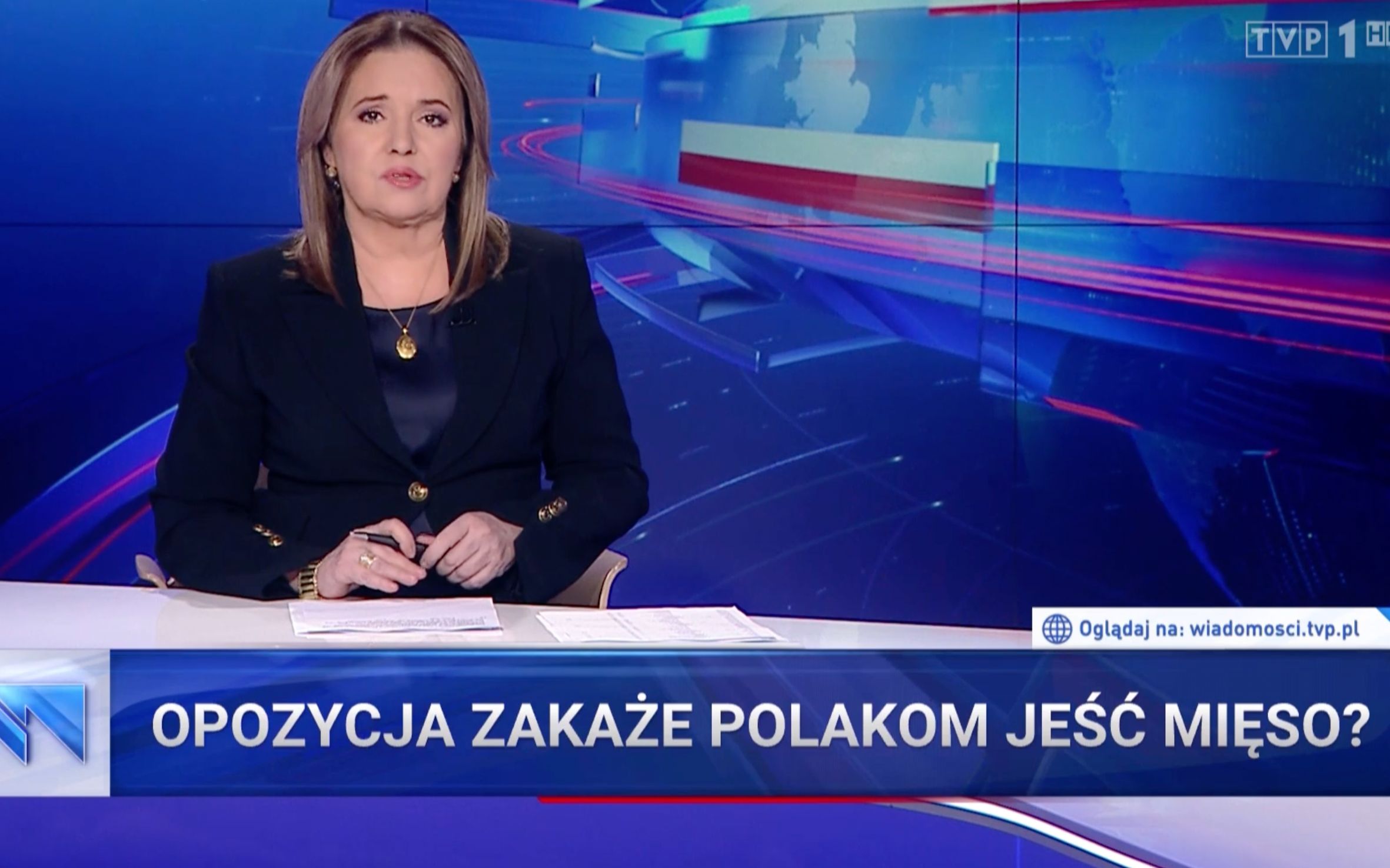 Kobieta w studiu telewizyjnym. Na dole pasek: "opozycja zakaże Polakom jeść mięso?"