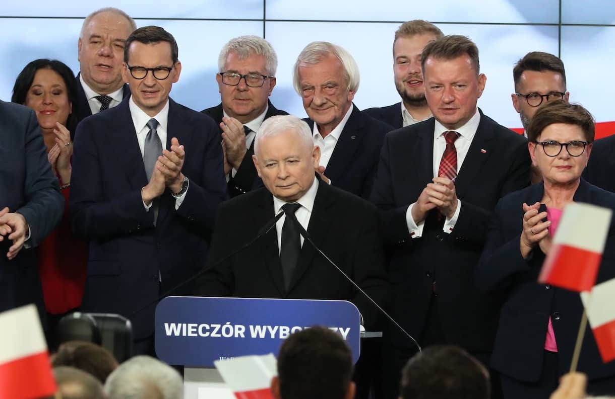 Członkowie PiS klaszczą w momencie ogłoszenia wyników wyborów 15 października 2023. Na środku sceny Jarosław Kaczyński.