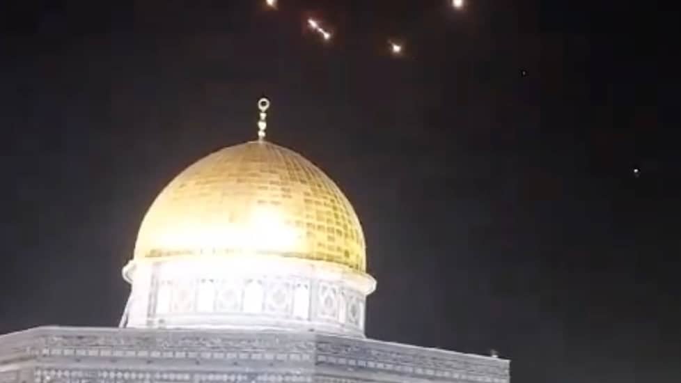 Rozbłyski wybuchów nad meczetem Kopuła na Skale w Jerozolimie. Atak Iranu