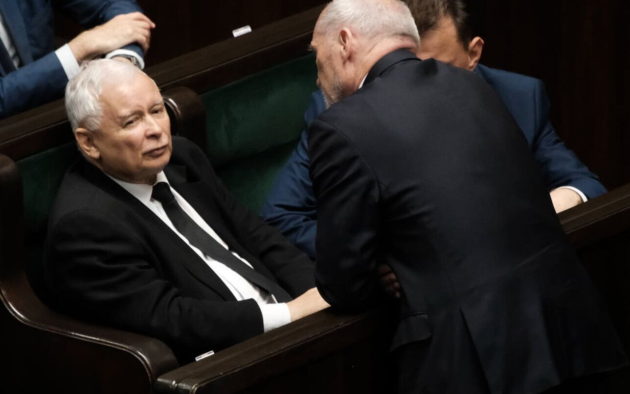 17.09.2020  Warszawa , ulica Wiejska . Sejm . 17 . posiedzenie Sejmu X kadencji . Od lewej: Malgorzata Gosiewska , Leonard Karasulski , Lukasz Schreiber , Waldemar Andzel , Jaroslaw Kaczynski , Antoni Macierewicz , Mariusz Blaszczak podczas wieczornego bloku glosowan , miedzy innymi nad ochrona zwierzat i wyborem Rzecznika Praw Obywatelskich .
Fot. Slawomir Kaminski / Agencja Gazeta