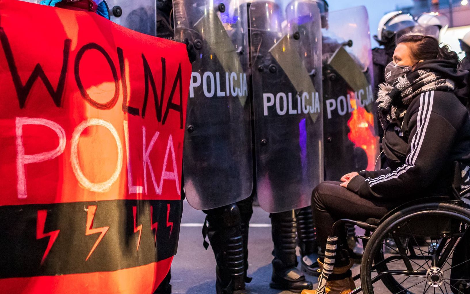 Grafika do artykułu Maksimum nadzoru, minimum wsparcia. Tak łamie się prawa reprodukcyjne kobiet z niepełnosprawnościami