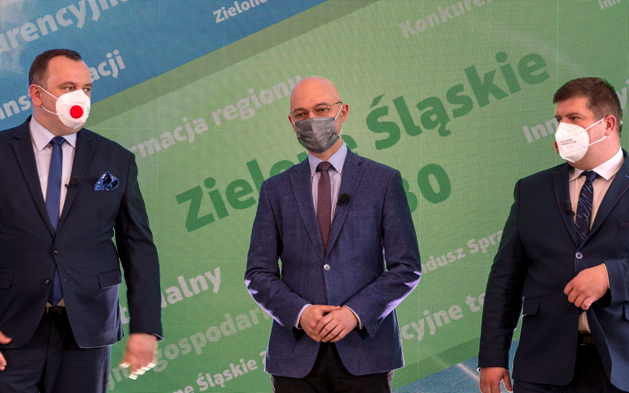 28.04.2021 Katowice . Od lewej: marszalek wojewodztwa slaskiego Jakub Chelstowski , minister klimatu i srodowiska Michal Kurtyka podczas spotkania marszalka wojewodztwa slaskiego z przedstawicielami wladz gmin gorniczych po popisaniu porozumienia miedzy rzadem a gorniczymi zwiazkami zawodowymi .
Fot. Grzegorz Celejewski / Agencja Gazeta