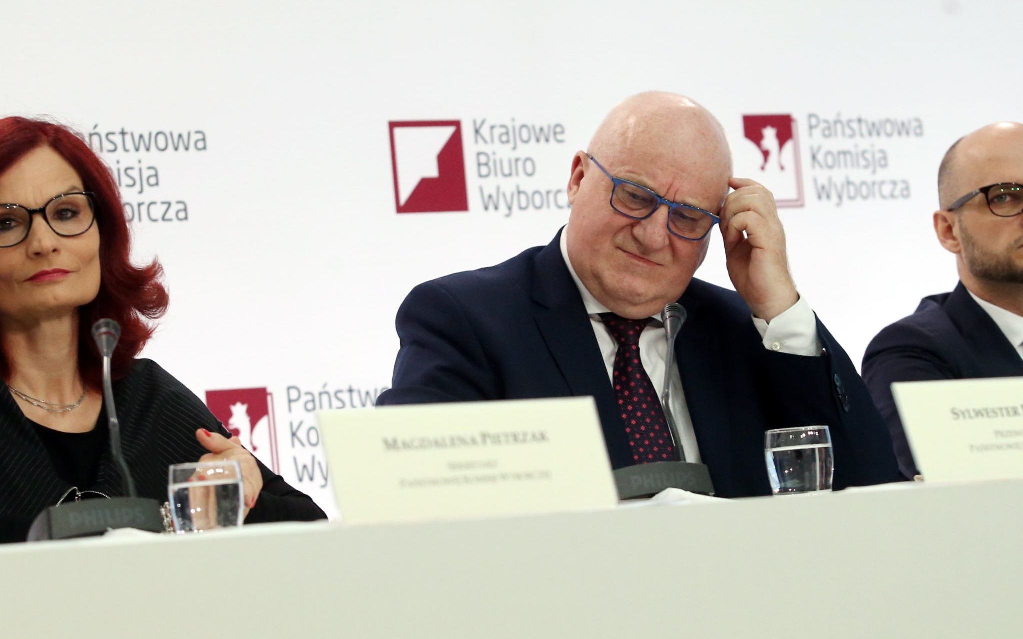 29.06.2020  Warszawa . Przewodniczacy Panstwowej Komisji Wyborczej Sylwester Marciniak (c) , szefowa Krajowego Biura Wyborczego Magdalena Pietrzak (l) oraz czlonek PKW Dariusz Lasocki (p) podczas konferencji prasowej PKW .
Poland's presidential election , first round . Wybory prezydenckie 2020 , pierwsza tura. 
Fot . Kuba Atys / Agencje Gazeta
