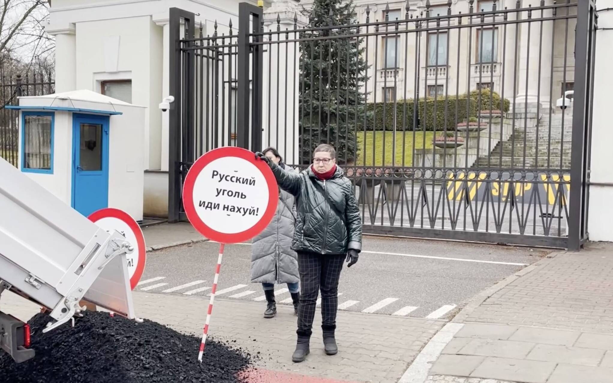 Grafika do artykułu Lotna Brygada Opozycji zrzuca węgiel pod Ambasadą Rosji. "Czy to pan odbiera kwit tej dostawy?"