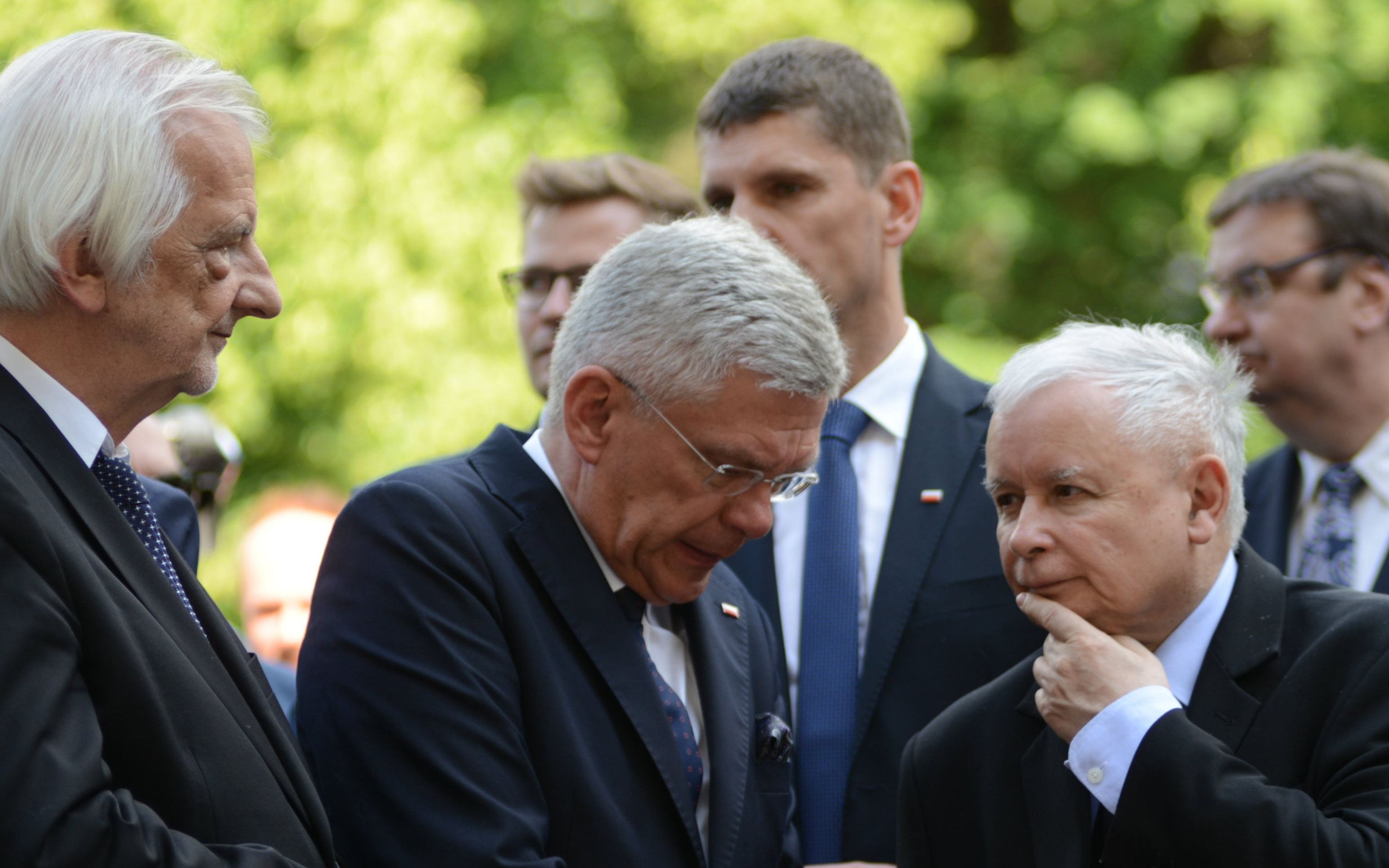 04.06.2019 Warszawa , al. Ujazdowskie 1/3 , KPRM . Nz od lewej Ryszard Terlecki , marszalek senatu Stefan Karczewski , prezes PiS Jaroslaw Kaczynski , prezes Trybunalu Konstytucyjnego Julia Przylebska , z tylu byla minister edukacji Anna Zalewska (2L) podczas uroczystosci odsloniecia kamienia wegielnego pod pomnik premiera Jana Olszewskiego przed Kancelaria Prezesa Rady Ministrow .
Fot. Maciek Jazwiecki / Agencja Gazeta