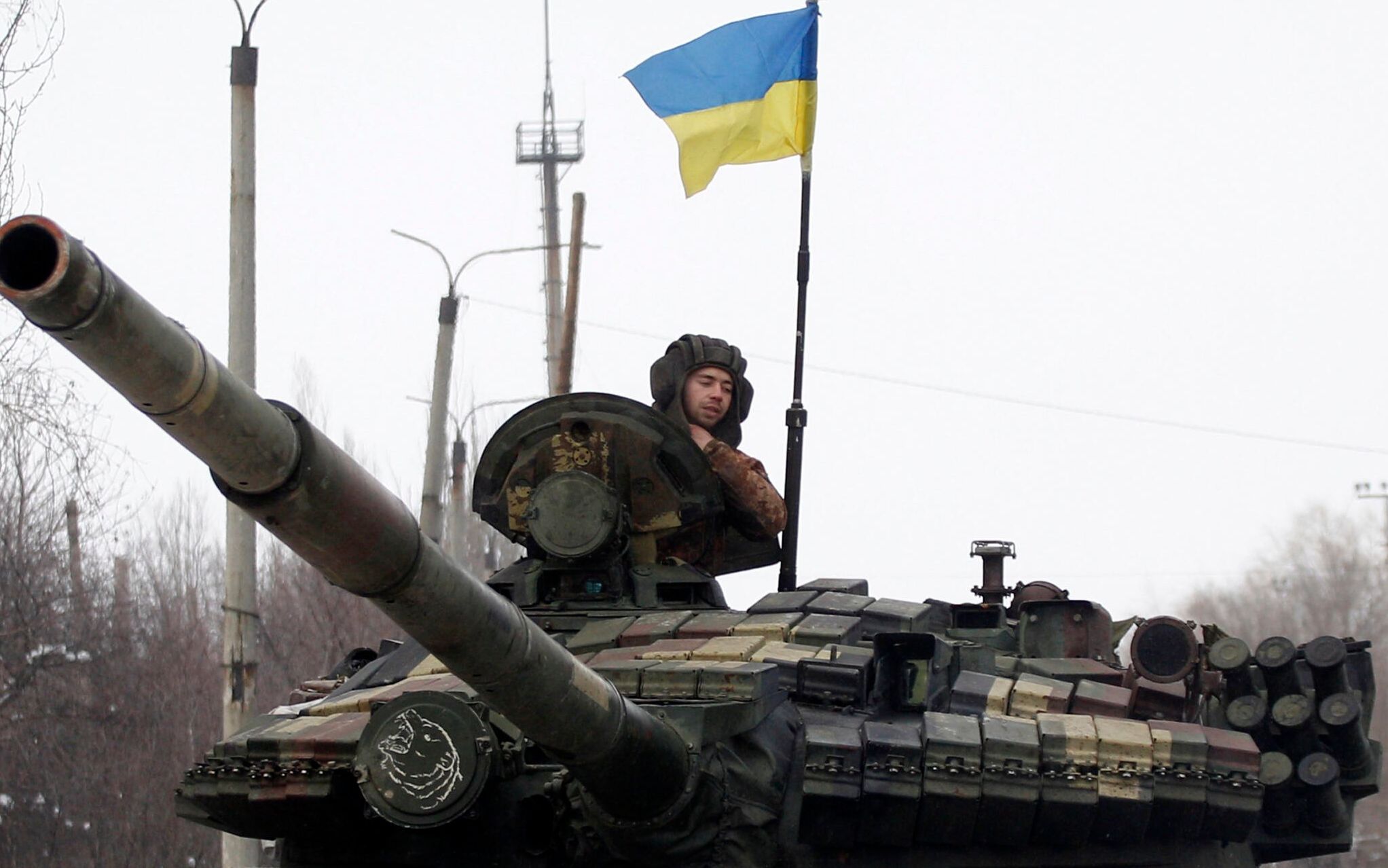 Tankman of the Ukrainian Military Forces go on a position in the Lugansk region on March 11, 2022. (Photo by Anatolii Stepanov / AFP)