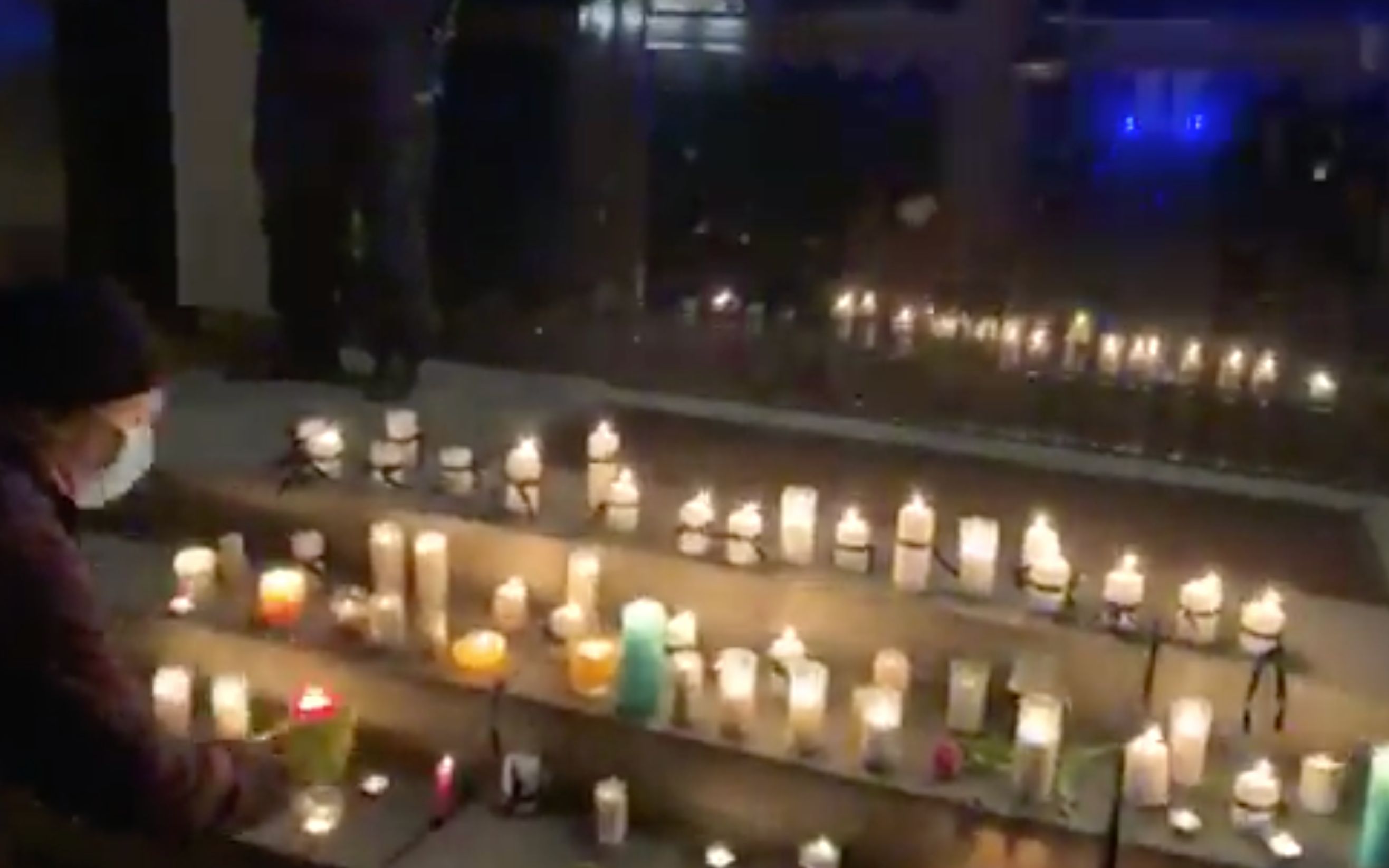 Grafika do artykułu Składanie zniczy pod kościołami ku czci ofiar pedofilów. Mówił bohater filmu „Zabawa w chowanego”