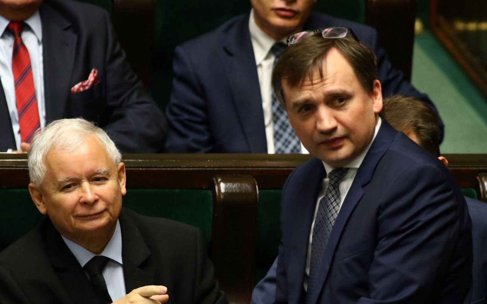 Grafika do artykułu Ziobro się wzmacnia, zgoda z Kaczyńskim blisko? Przebijamy się przez szum medialny, analizujemy scenariusze