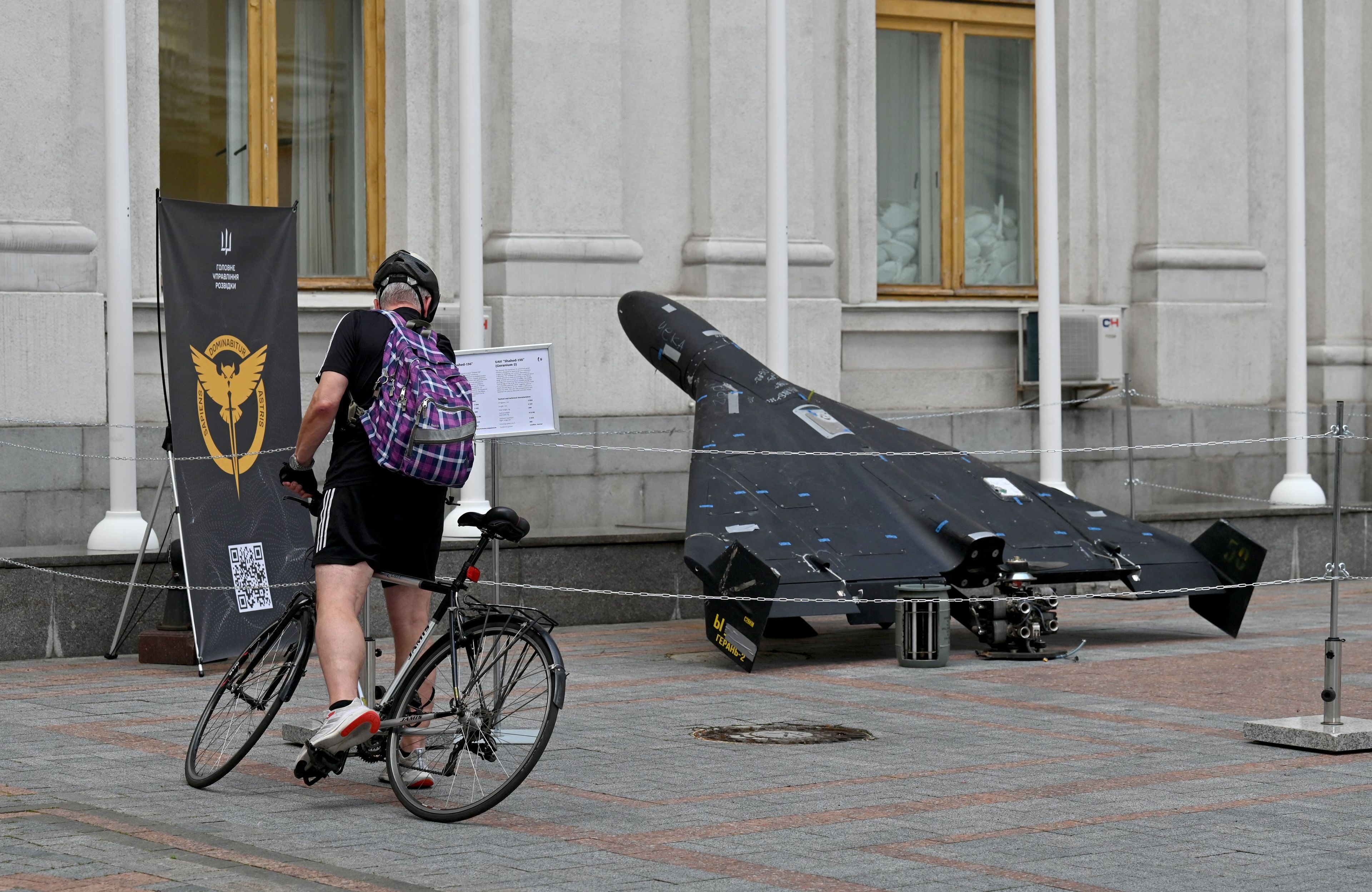 Strącony nad Ukrainą dron Geranium-2 (Shahed 136) wystawiony przed ministerstwem obrony Ukrainy w Kijowie, 21 lipca 2025 r.