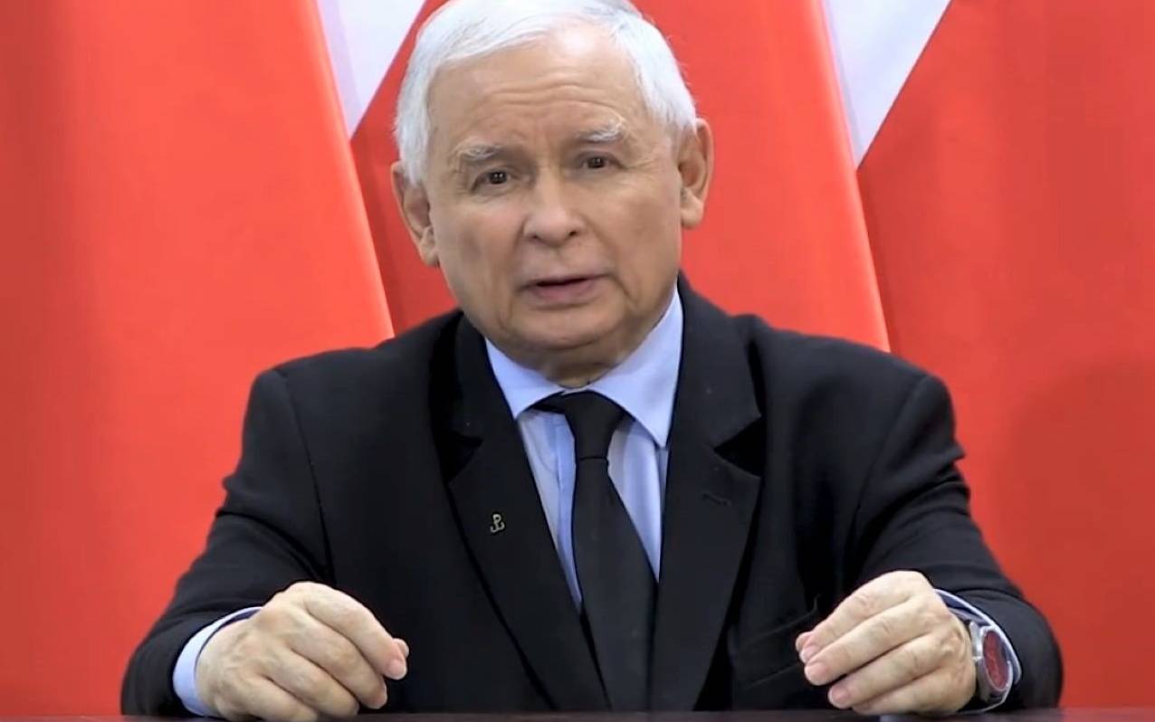 Grafika do artykułu Kaczyński wzywa do wojny z kobietami. Tekst oświadczenia, słowo w słowo (co jedno to gorsze)