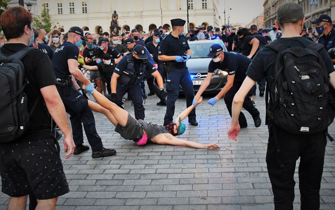 Grafika do artykułu Jestem porażony tym, co wczoraj zobaczyłem. Poseł Lewicy o nocy w komisariacie