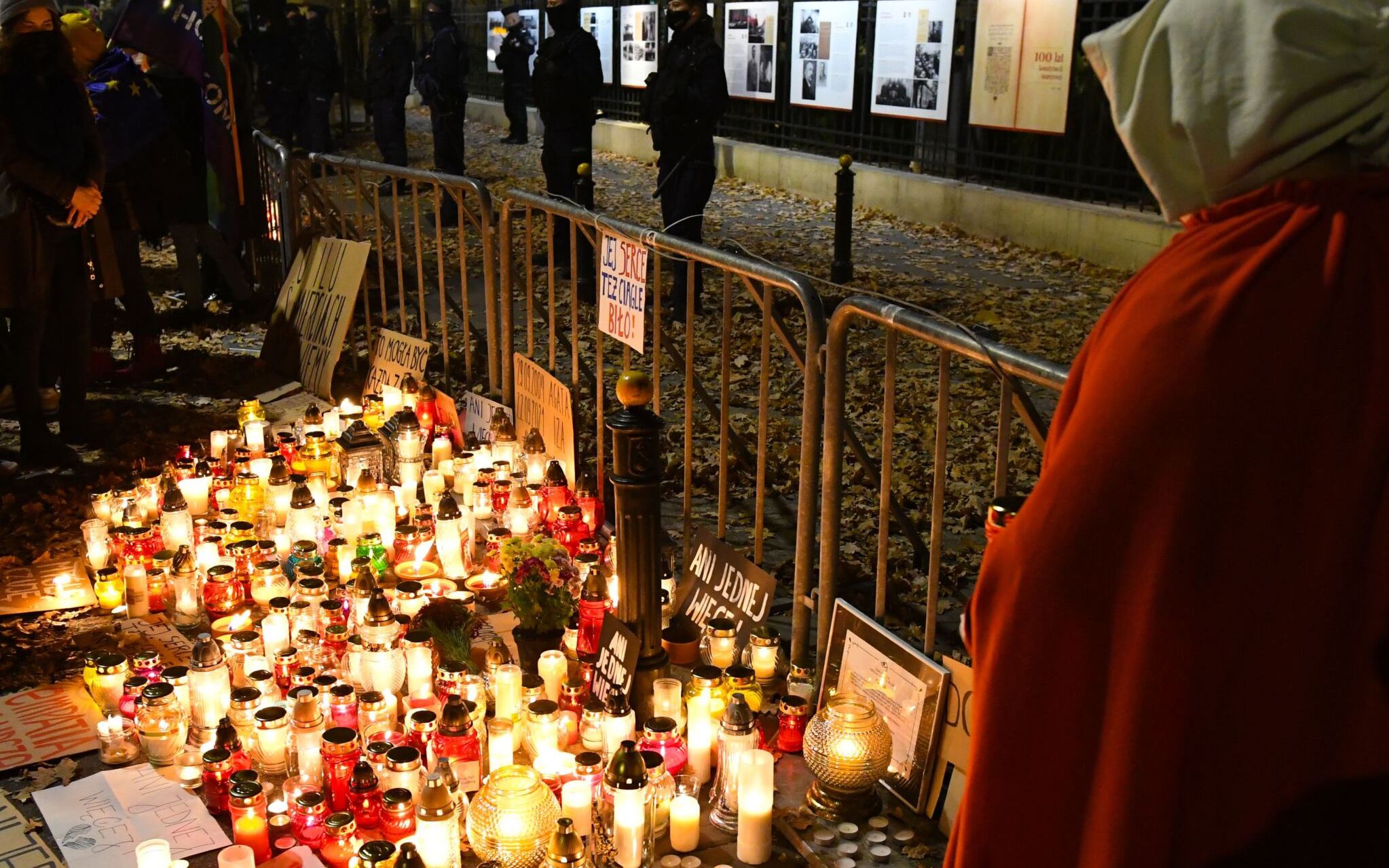 01.11.2021. Ani jednej więcej. Znicze pod TK