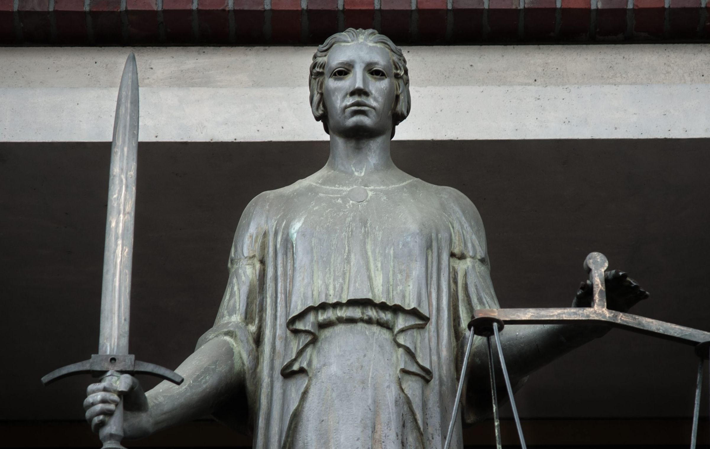 Rzeźba przedstawiająca Temidę, boginię sprawiedliwości: kobietę z mieczem w jednej i wagę w drugiej ręce