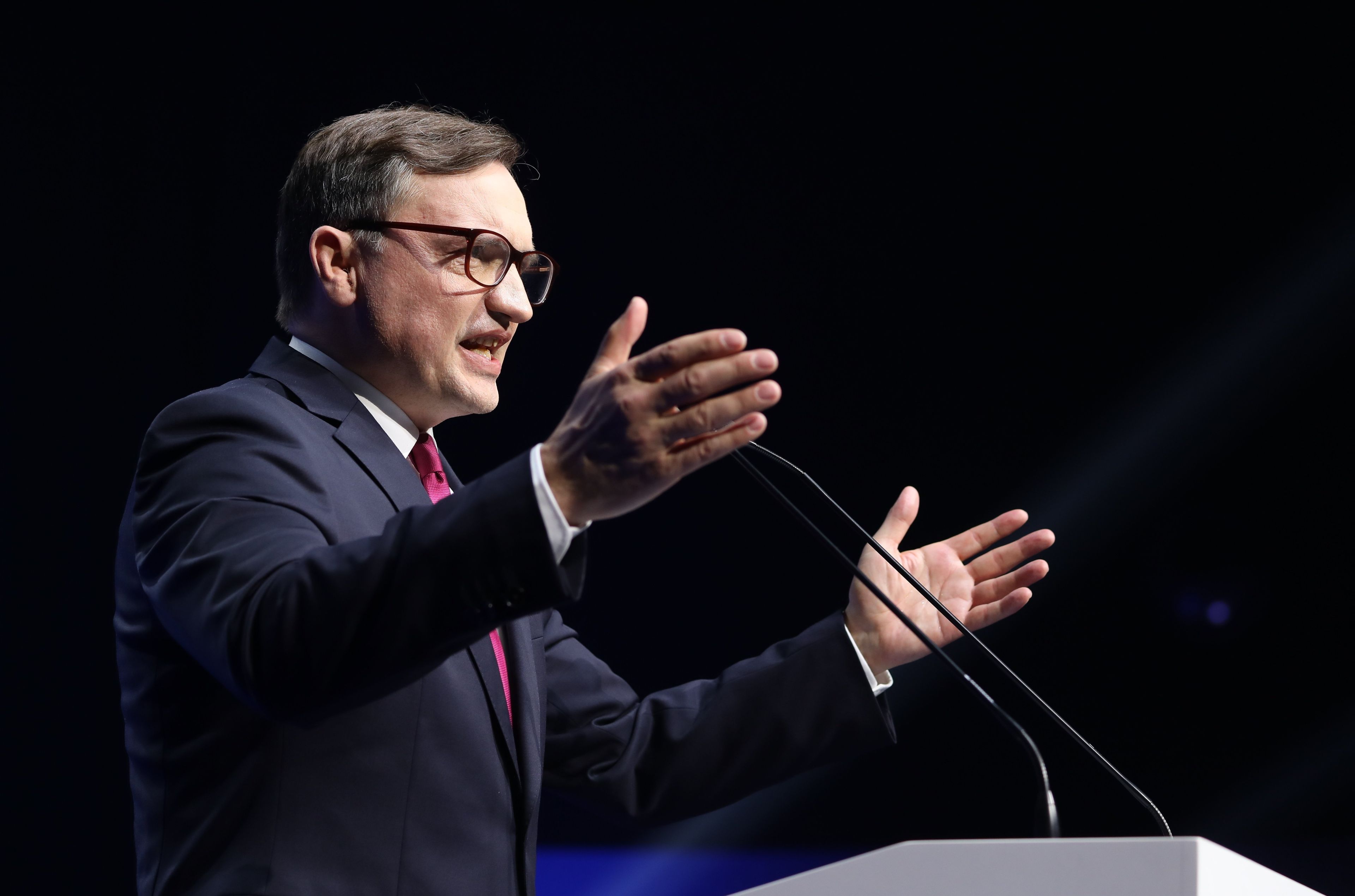 Na zdjęciu minister sprawiedliwości i prokuratur generalny Zbigniew Ziobro przemawiający podczas konwencji Suwerennej Polski w Warszawie