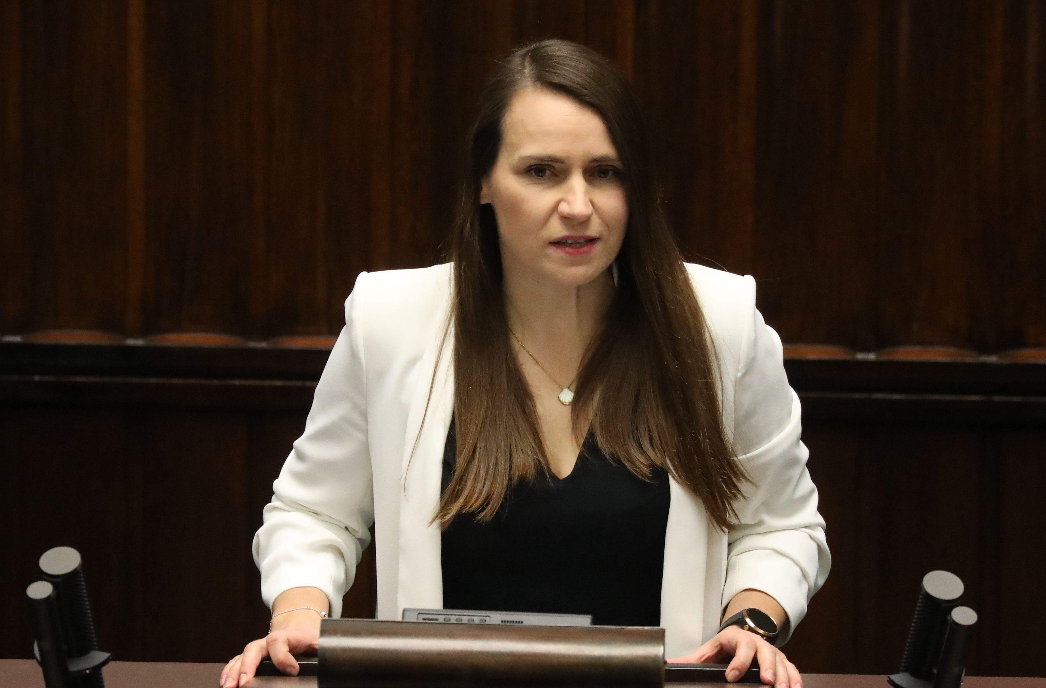 Kobieta na mównicy sejmowej