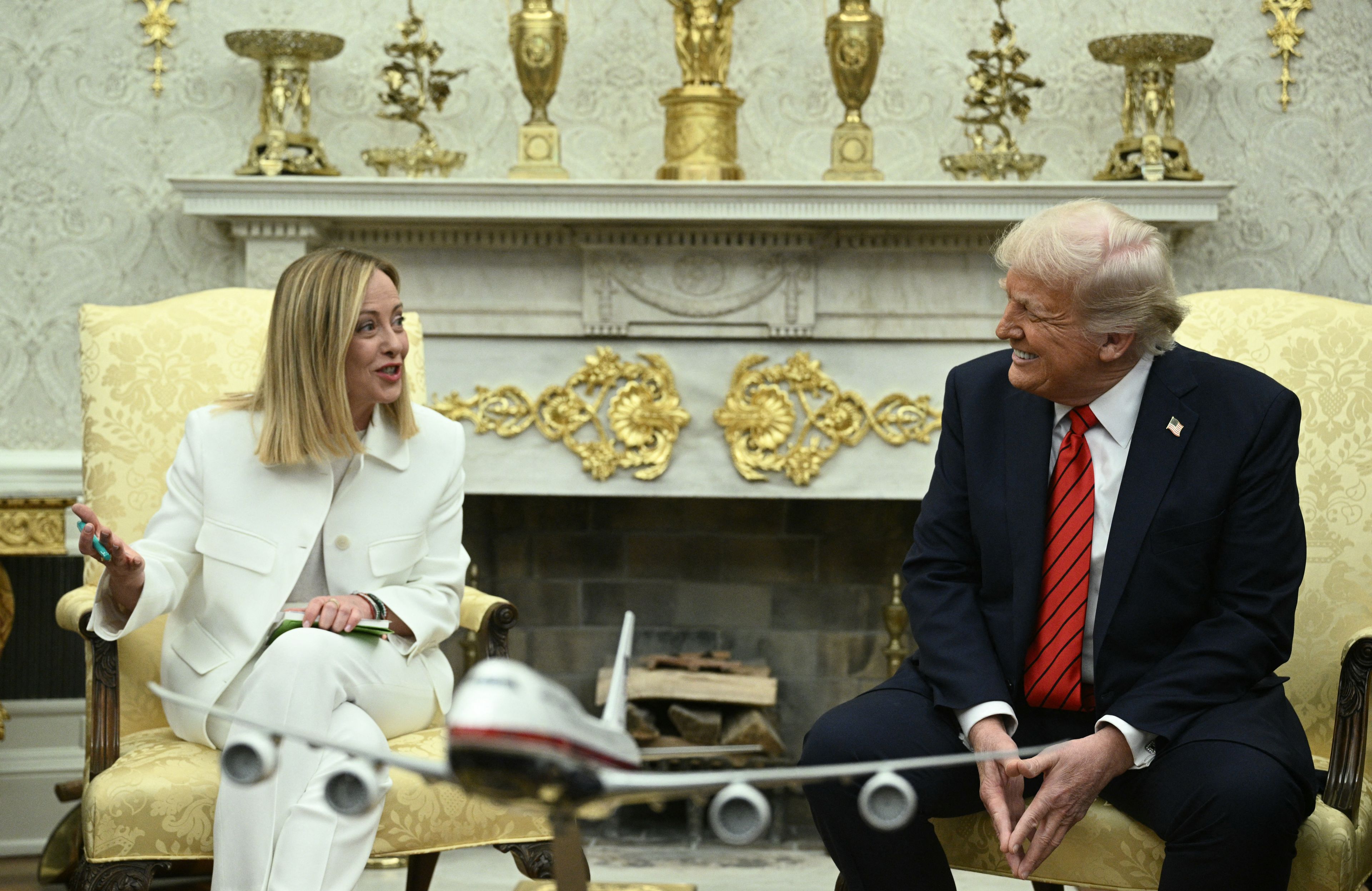 Prezydent USA Donald Trump i premierka Włoch Giorgia Meloni podczas spotkania w Gabinecie Owalnym w Białym Domu.