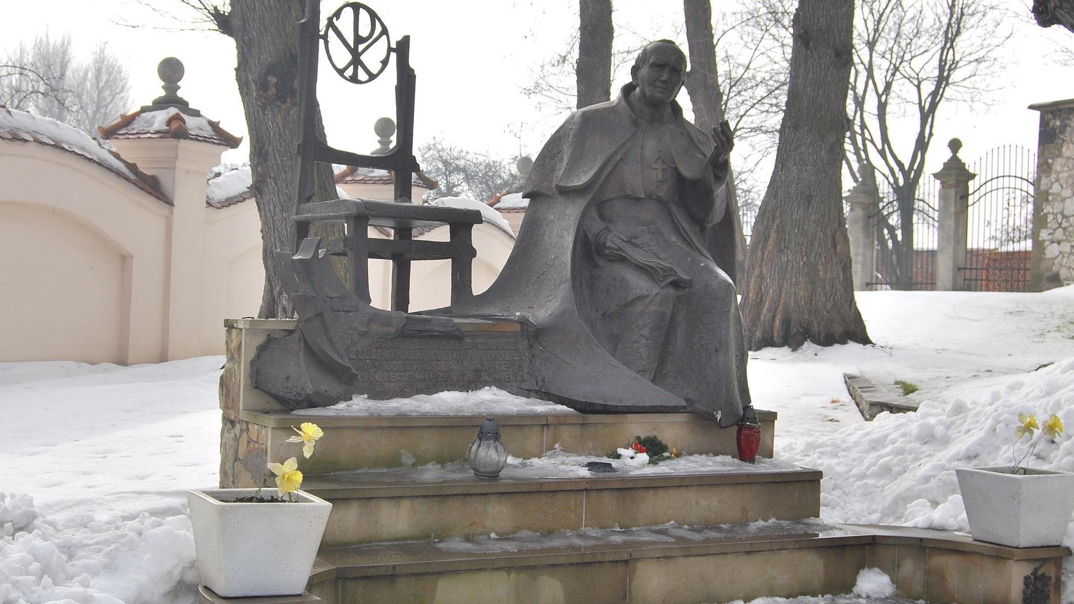 Jeden z dwóch pomników papieża Jana Pawła II na Skałce w Krakowie, autorstwa Czesława Dźwigaja - fot. wikimedia.org