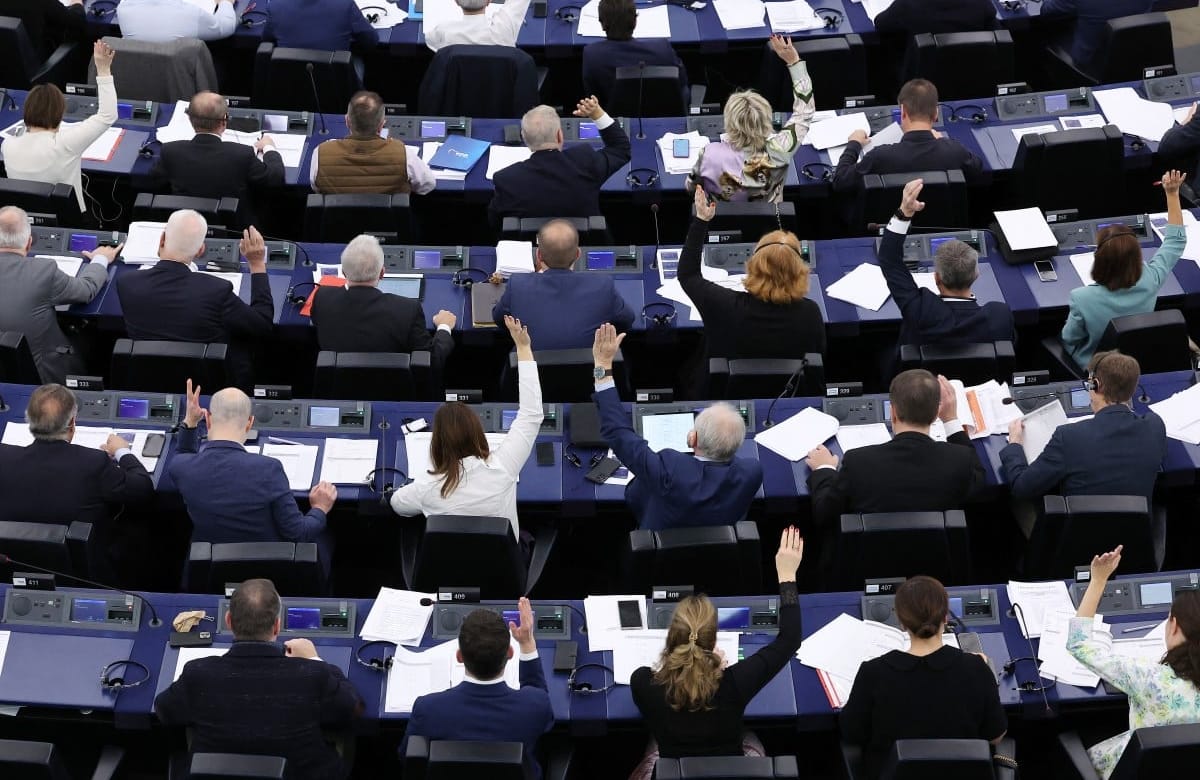 Duża sala, członkowie PE podnoszę ręce, wielu nie podnosi