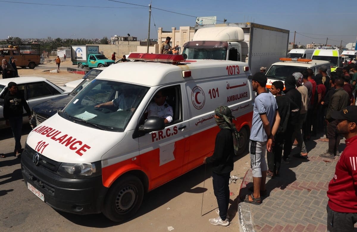 Ambulanse powoli jada - ludzie się rozstępują