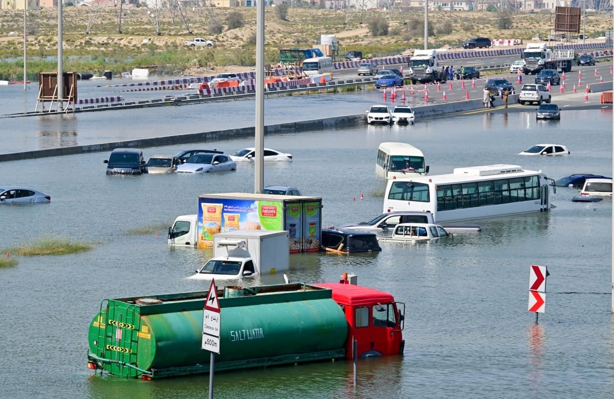 Samochody po dachy w wodzie na autostradzie