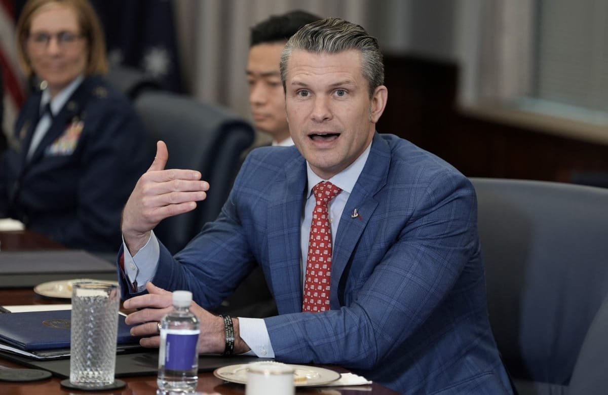 Pete Hegseth przemawia siedząc przy stole