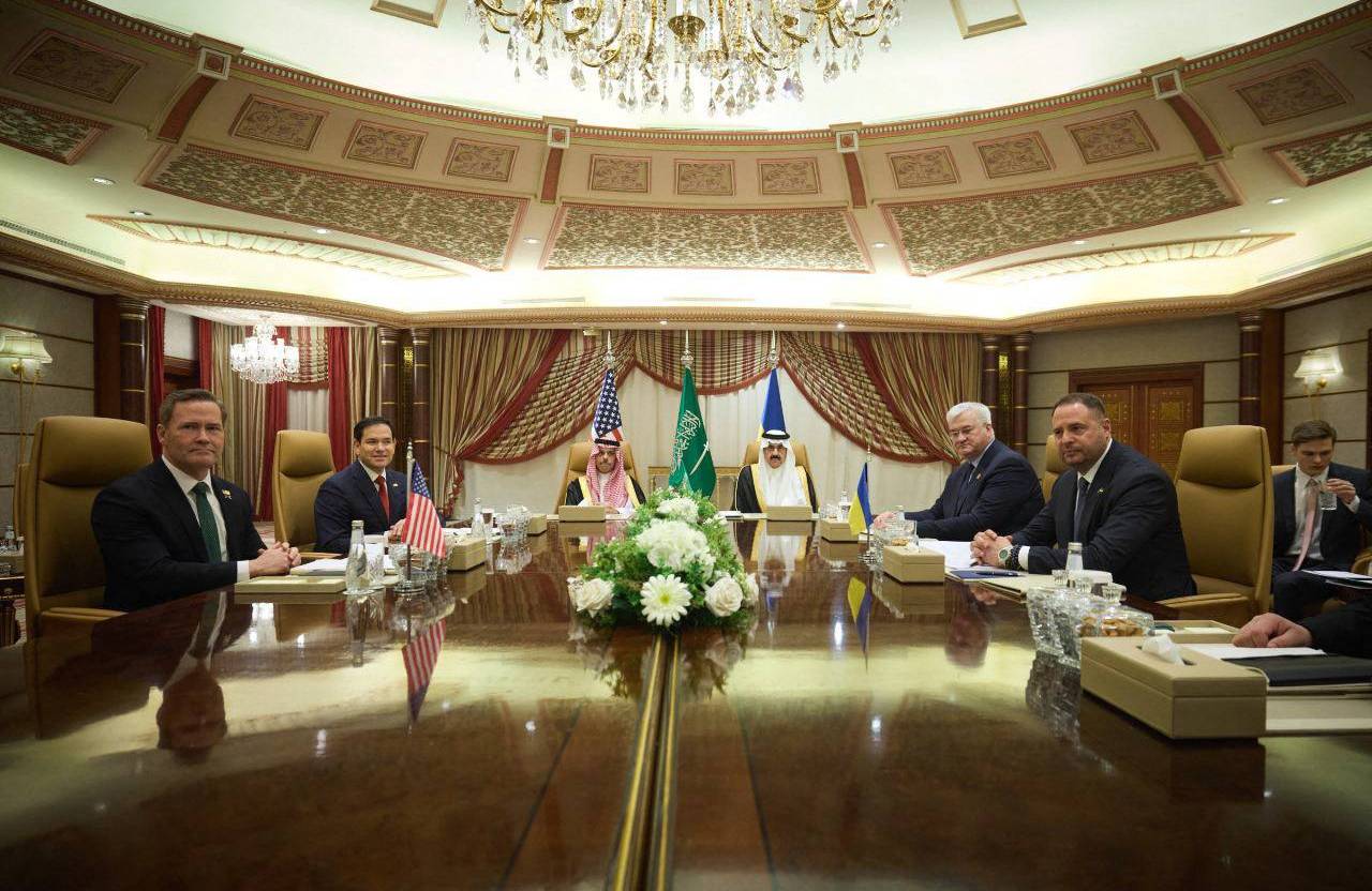 Obie delgacje - USA z prawej strony, Ukrainy - z lewej strony. Doha, 11.03.2025 r.