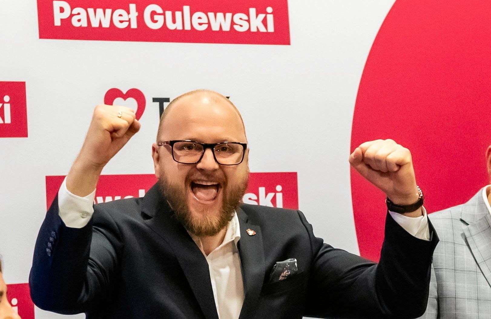 nowy prezydent torunia cieszy się z wygranej