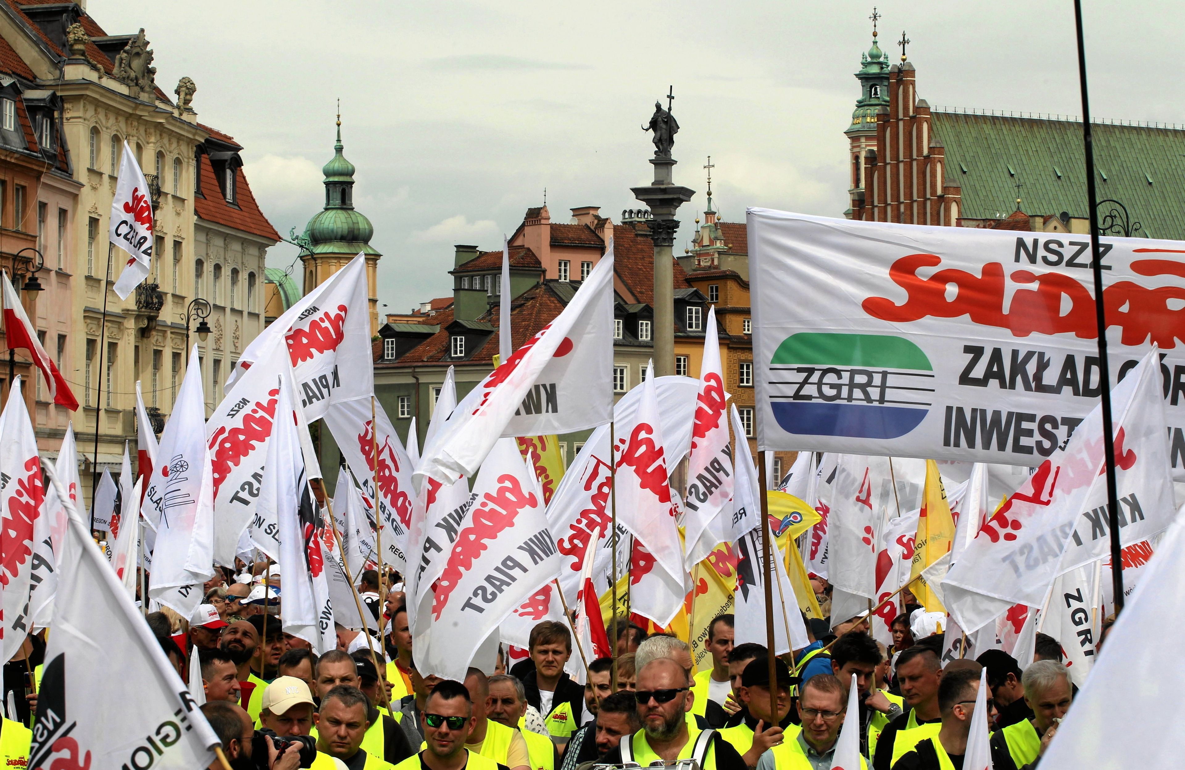 rolnicy z flagami solidarności