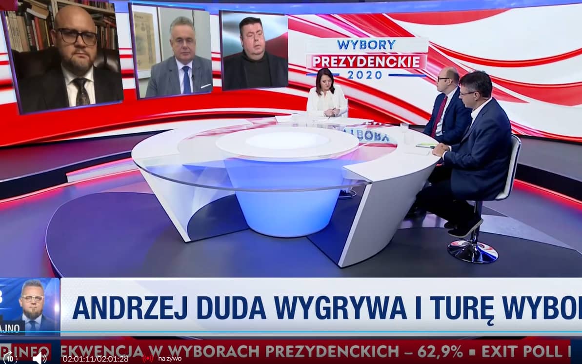 Grafika do artykułu Duda zachwyca spokojem, "agresywny Trzaskowski" wiedzie neomarksistowskich Hunów. Wieczór wyborczy TVP
