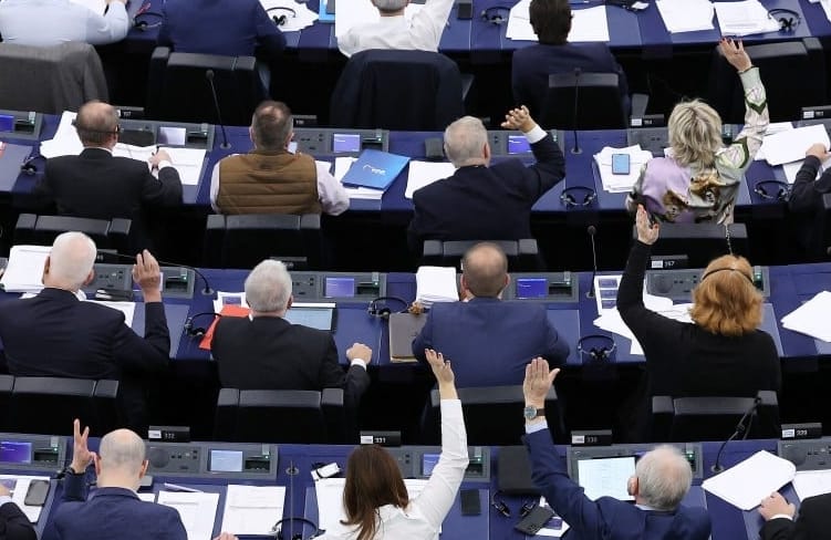 Duża sala, członkowie PE podnoszę ręce, wielu nie podnosi
