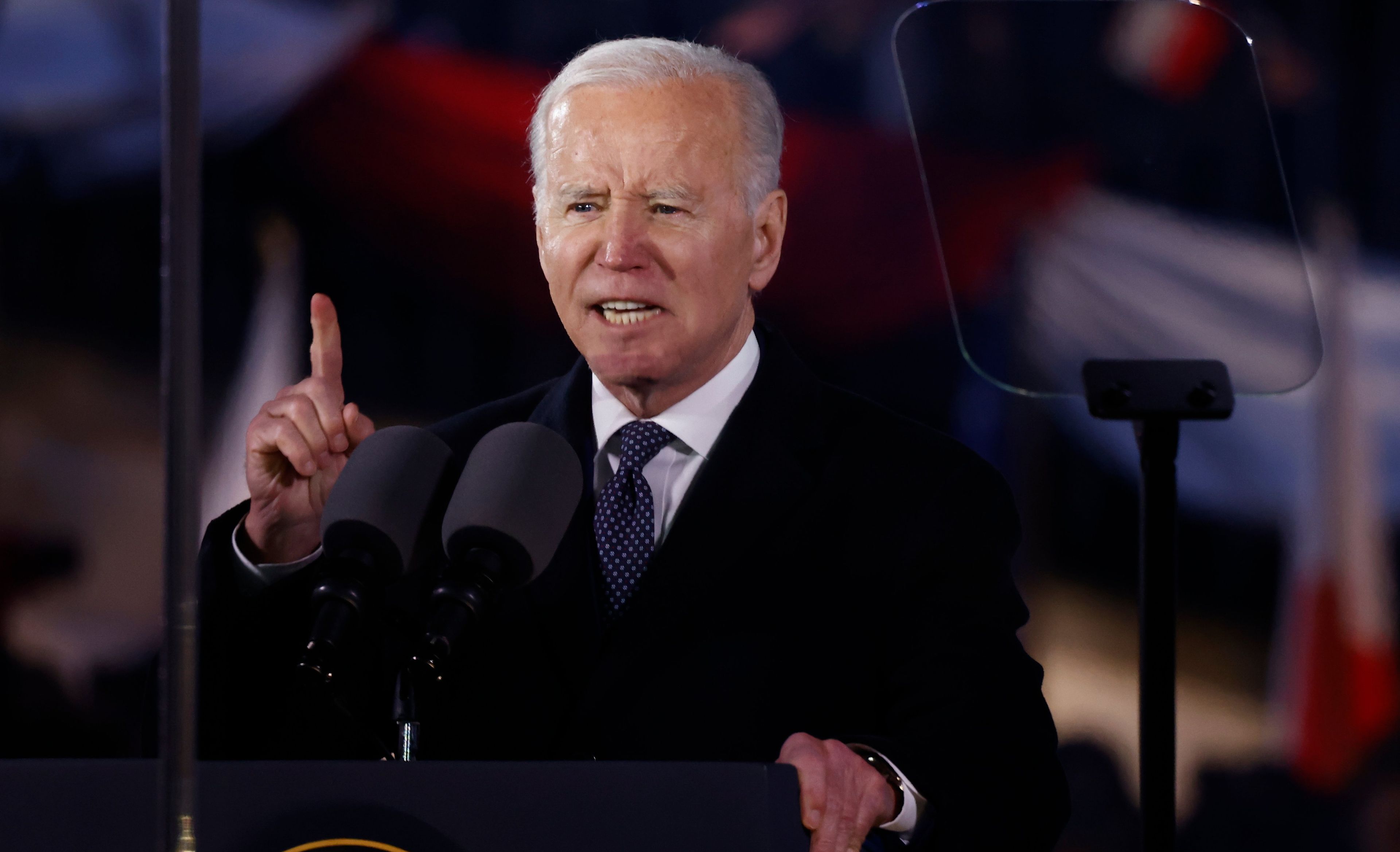Joe Biden przemawia, stoi za mównicą, w kadrze widać promptery