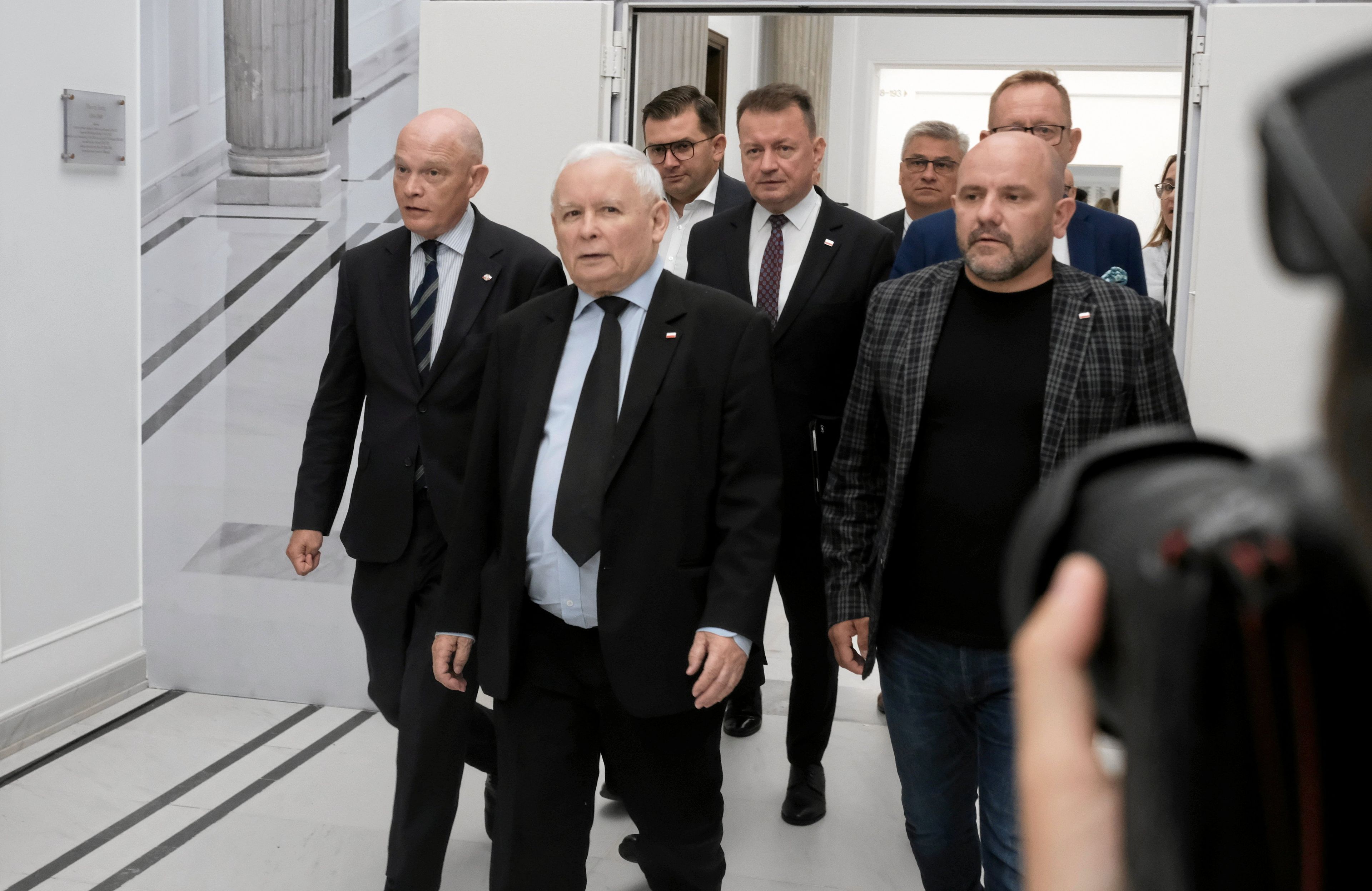 Prezes PiS Jarosław Kaczyński na sejmowym korytarzu